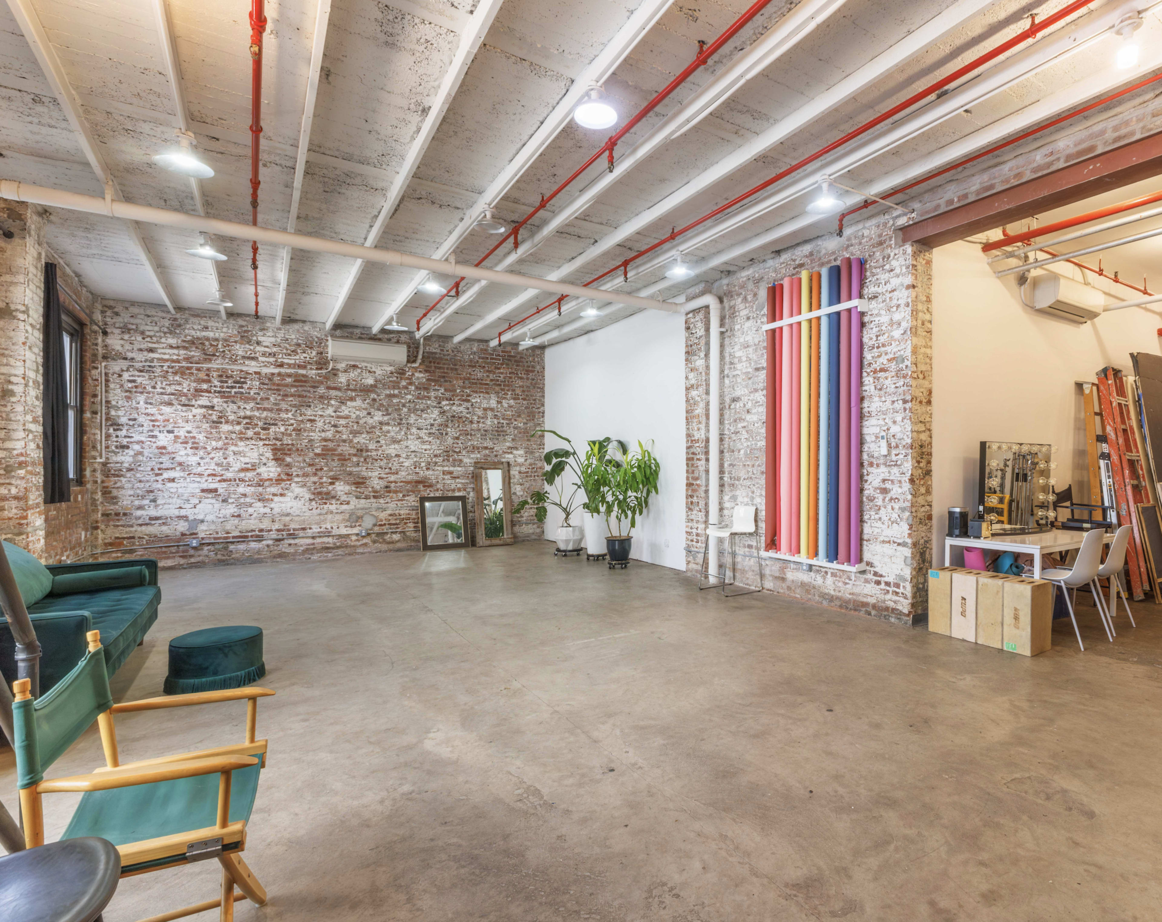 Matka Lustro: Bushwick L Train Spacious Natural Light Concrete Floor Studio 🌿Free Profoto EQ included 🌵20+ backdrop colors Image in East Williamsburg, Brooklyn, NY