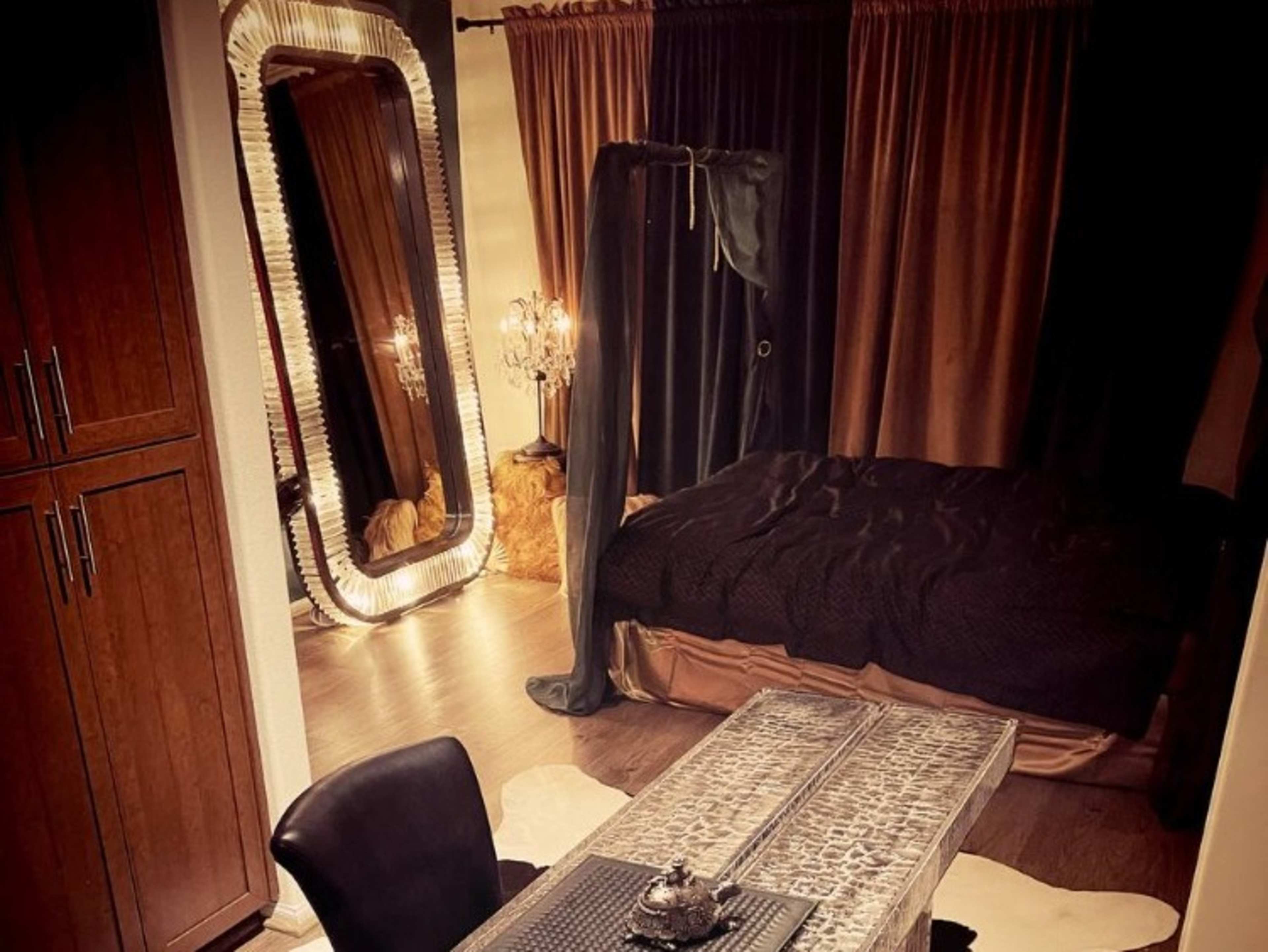 Stay the night (bedroom)