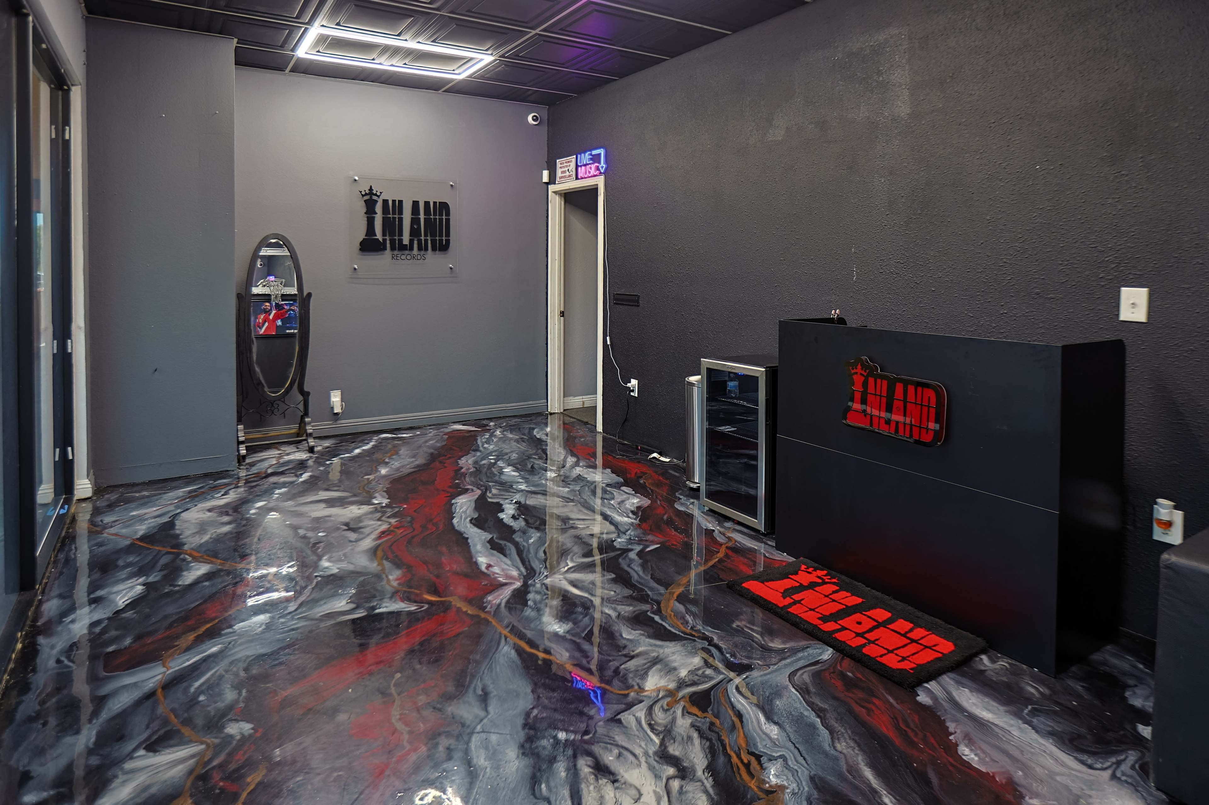Second Floor open lounge space Image in Corona, Corona, CA