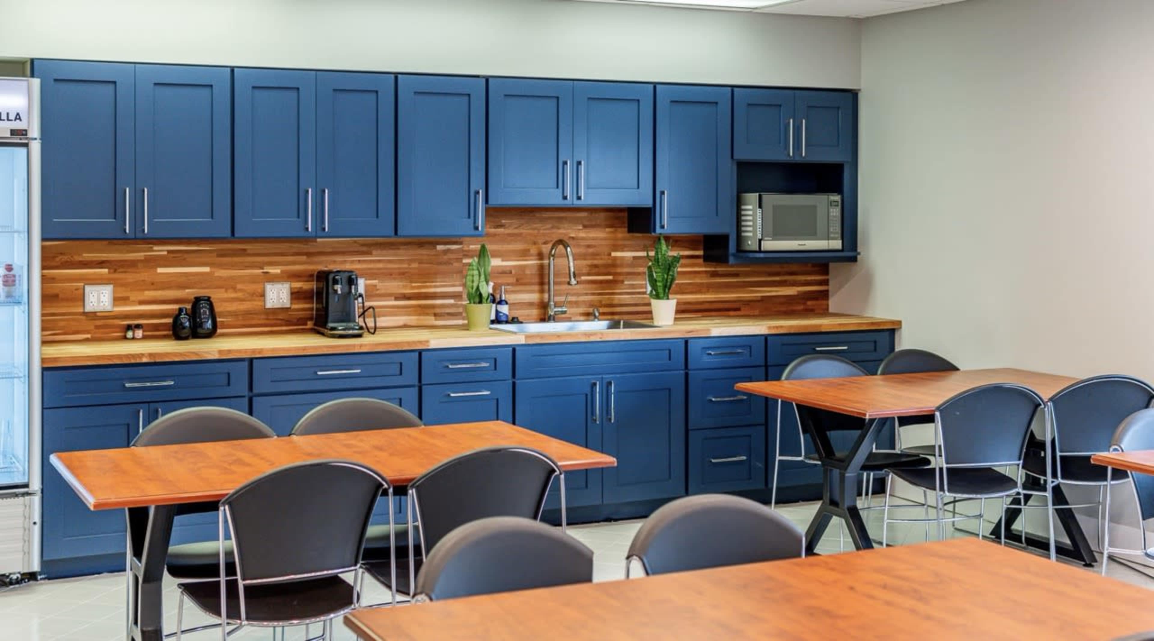 Professional 2,400 Sq Ft Soundstage with White Cyc | Detroit Film & Photo Studio Image in Farmington Hills, Farmington Hills, MI