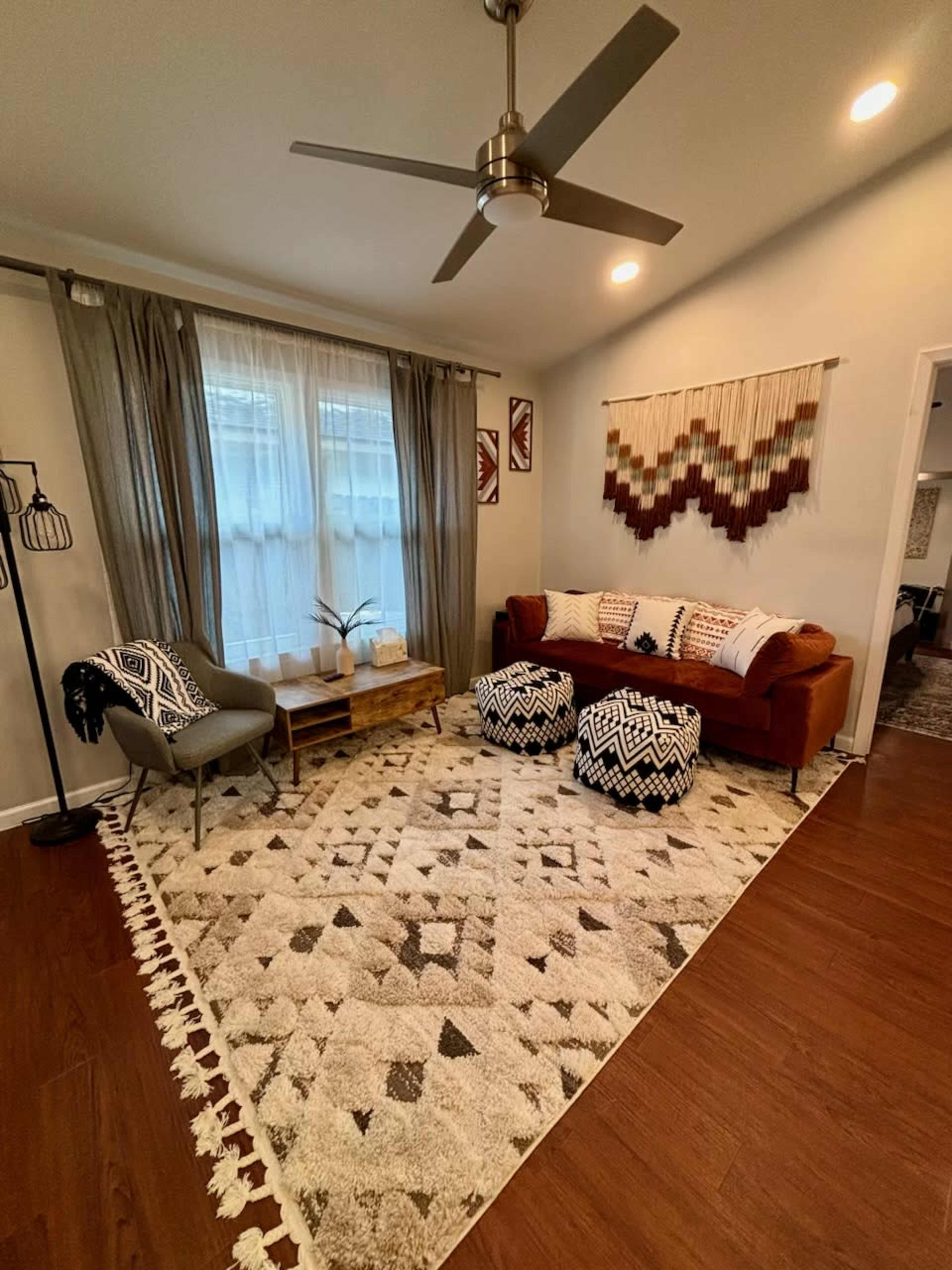 Modern Southwest Open Floorplan Duplex with Outdoor Entertainment space and proximity to Shopping/Restaurants/Nightlife Image in South Lamar, Austin, TX