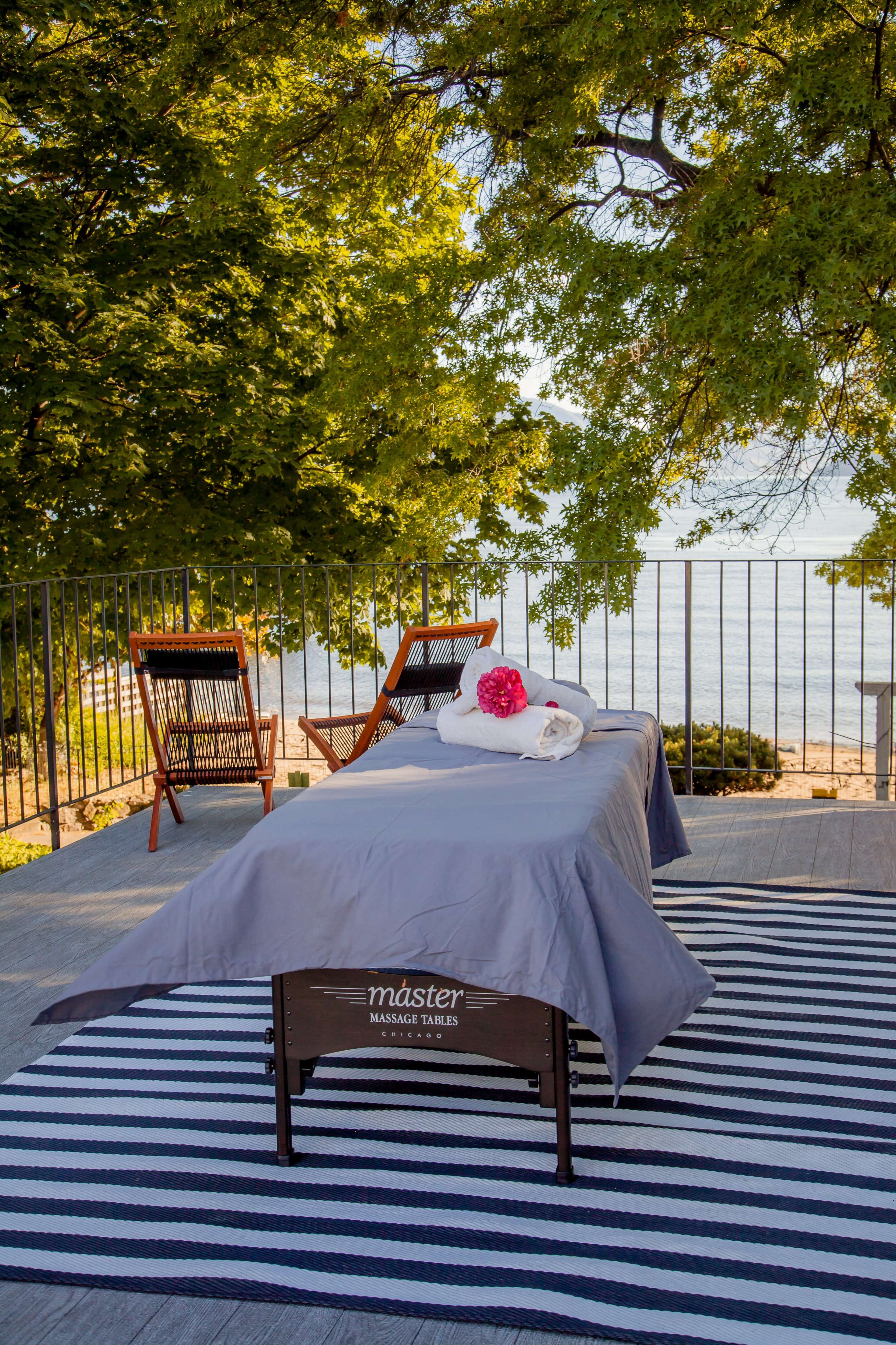 Heritage Lakeside Garden Retreat with Oak Tree & Sun Deck – Downtown Kelowna Photoshoot Location Image in Kelowna, Kelowna, BC