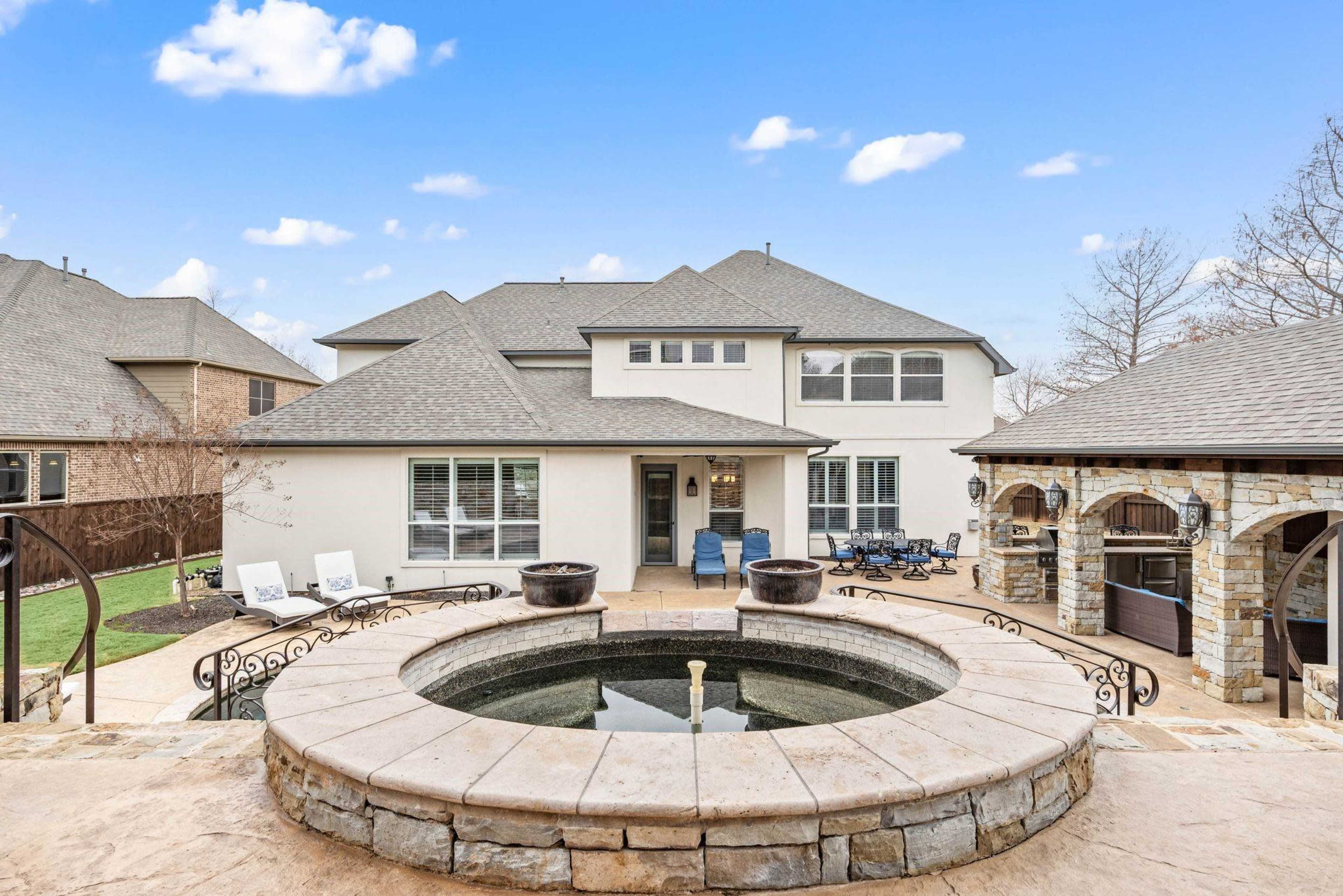 Venetian-style Pool/Spa combination Backyard Image in Heritage, Fort Worth, TX