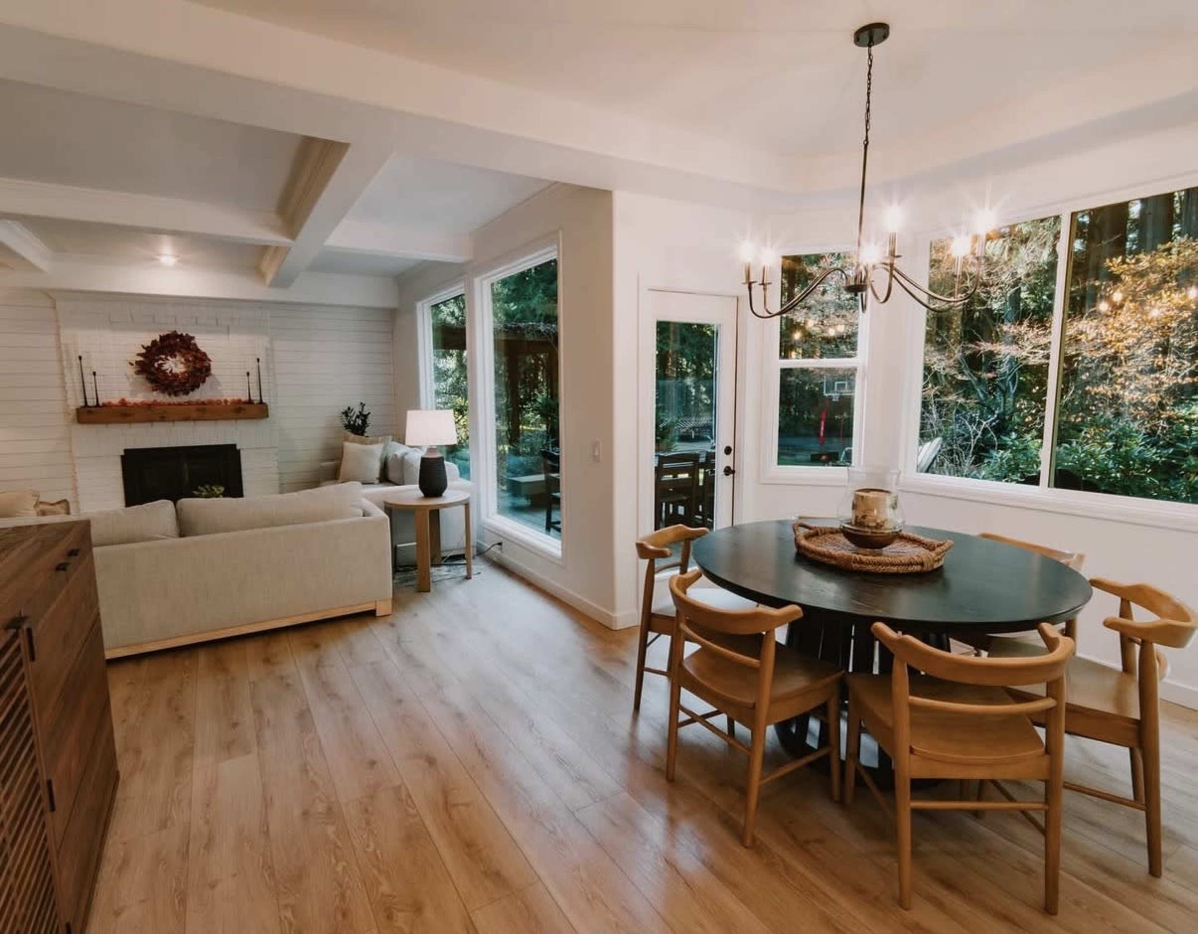 Suburban Modern Traditional Home Image in Cottage Lake, WOODINVILLE, WA