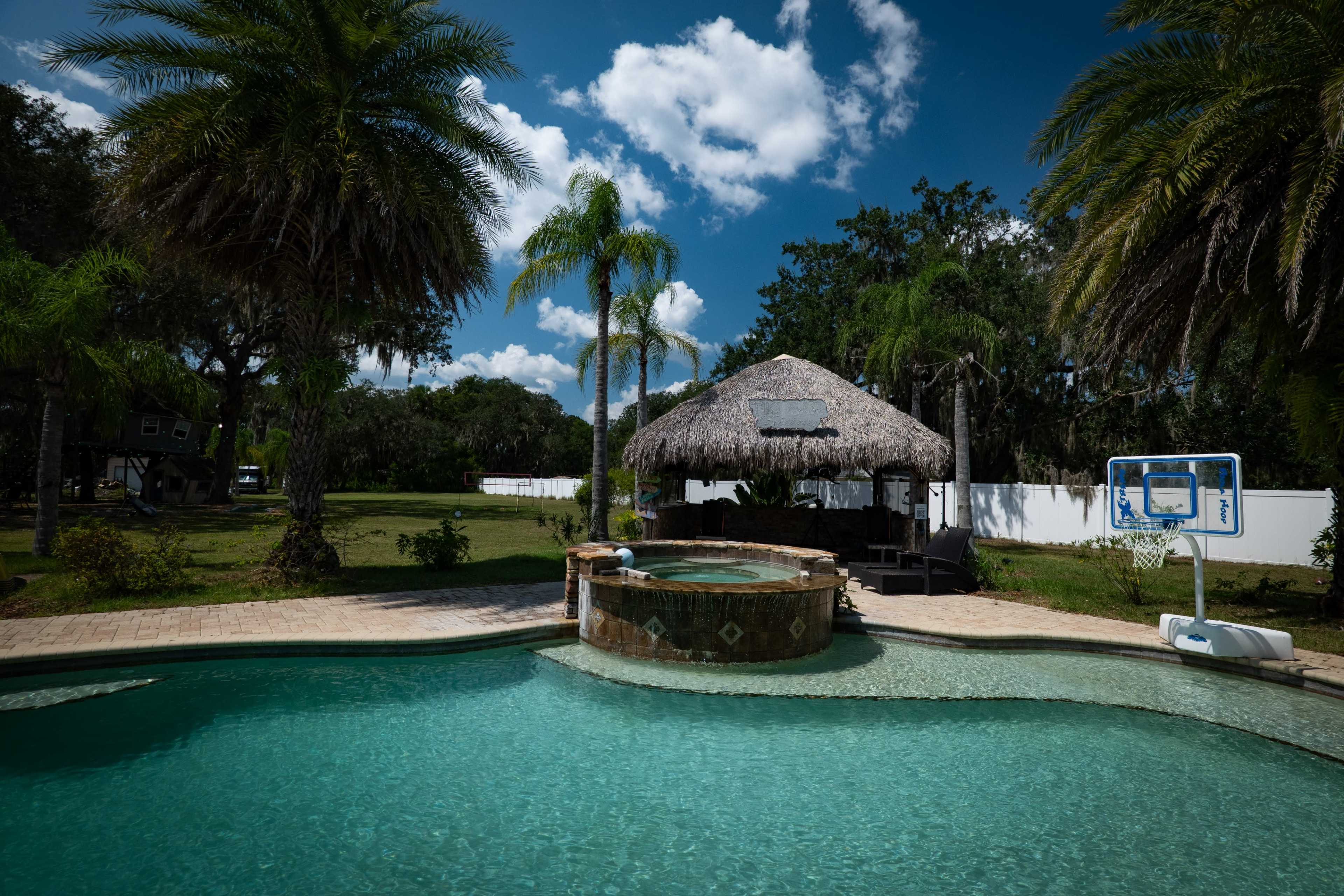 Suburban House with multiple studios and pool. Image in , Leesburg, FL