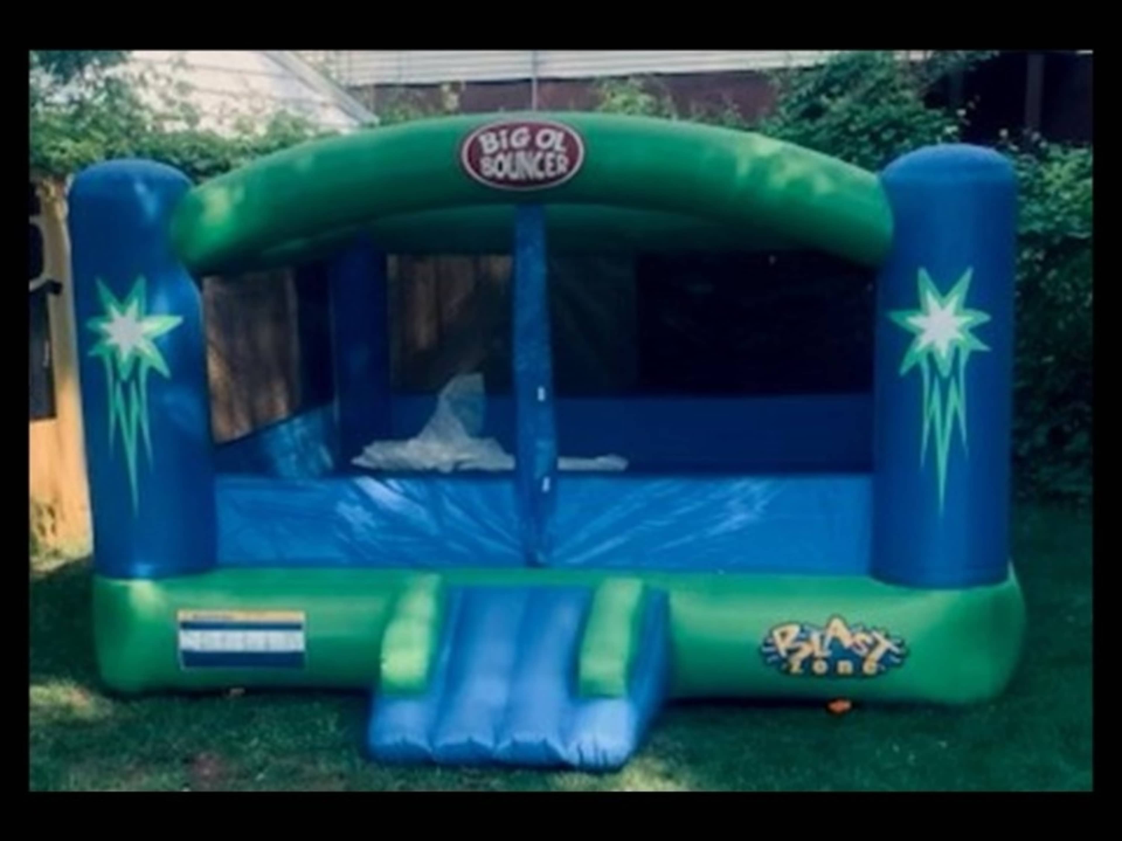 Bounce house 