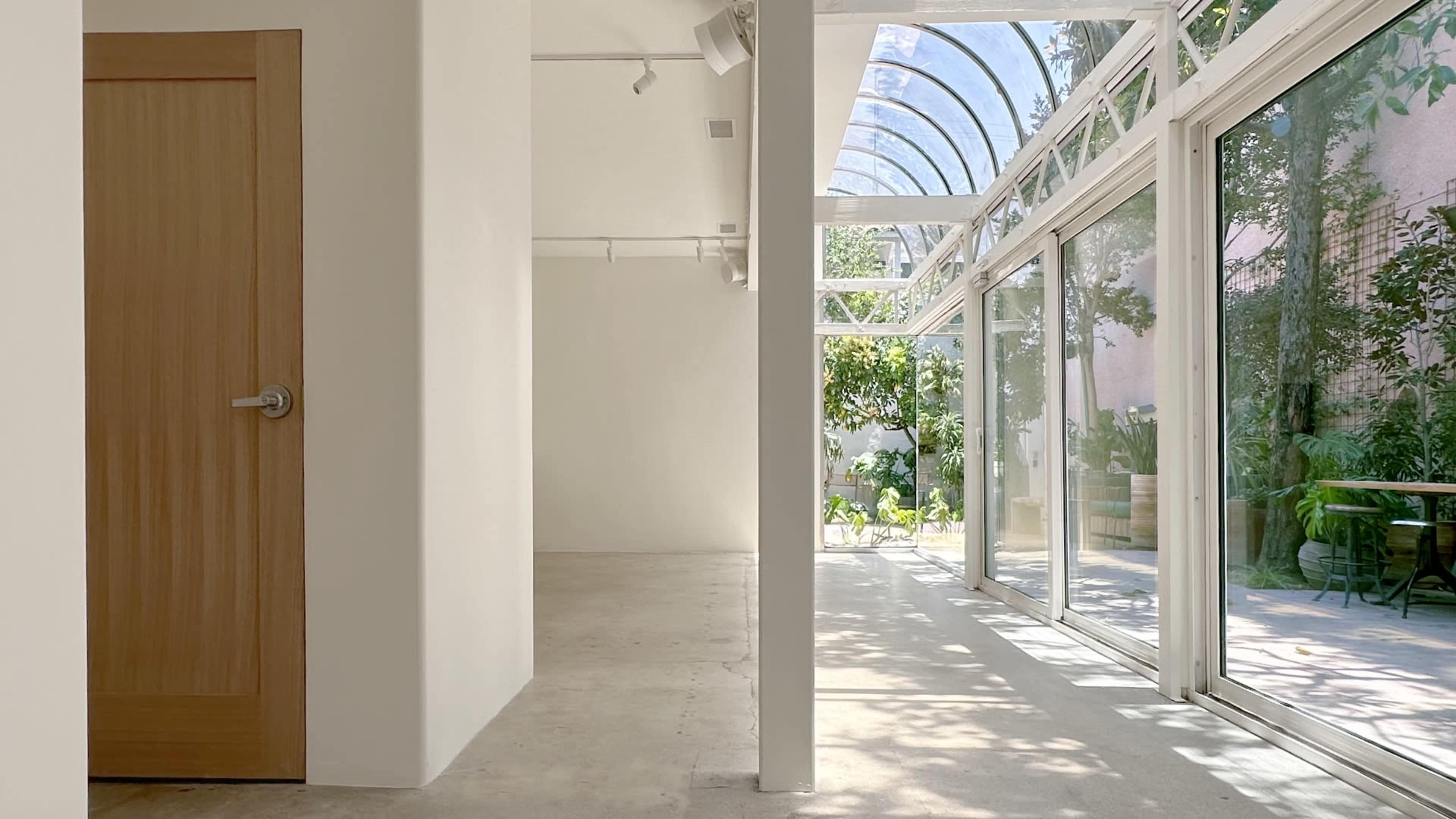 Modern Gallery and Garden Image in Central LA, Los Angeles, CA