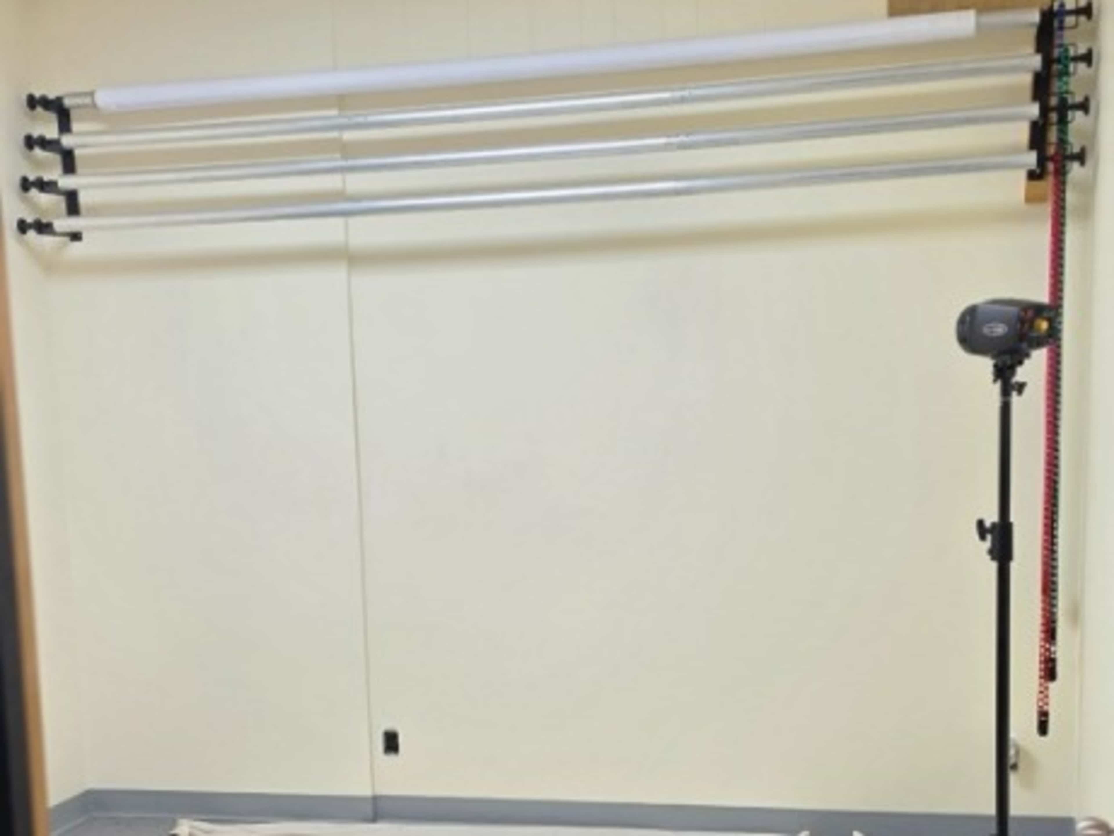 Light/back drop room