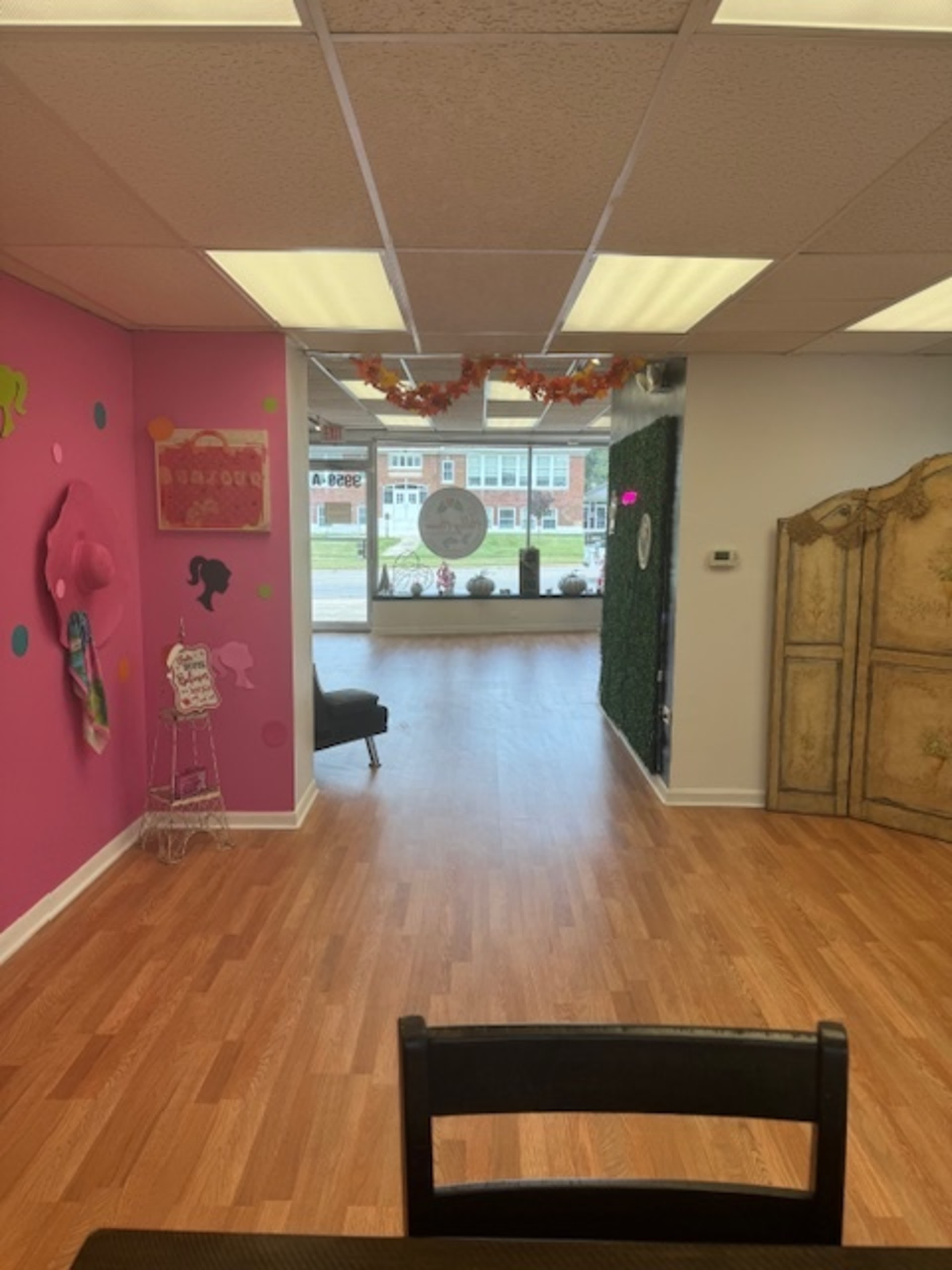 Charming space in Old Orland with lots of sunlight and great empty space! Image in Orland Township, Chicago, IL