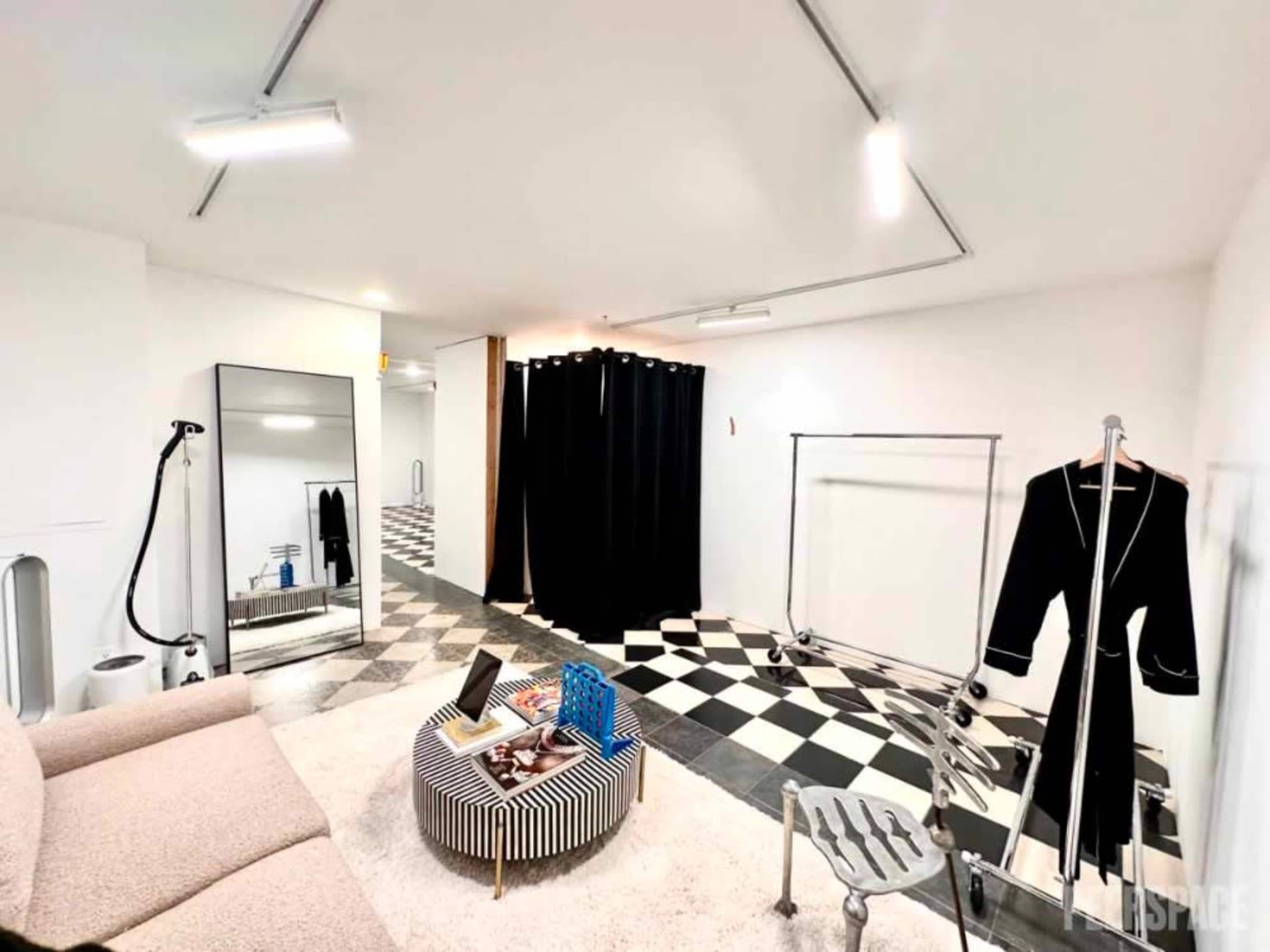 Wardrobe room/lounge