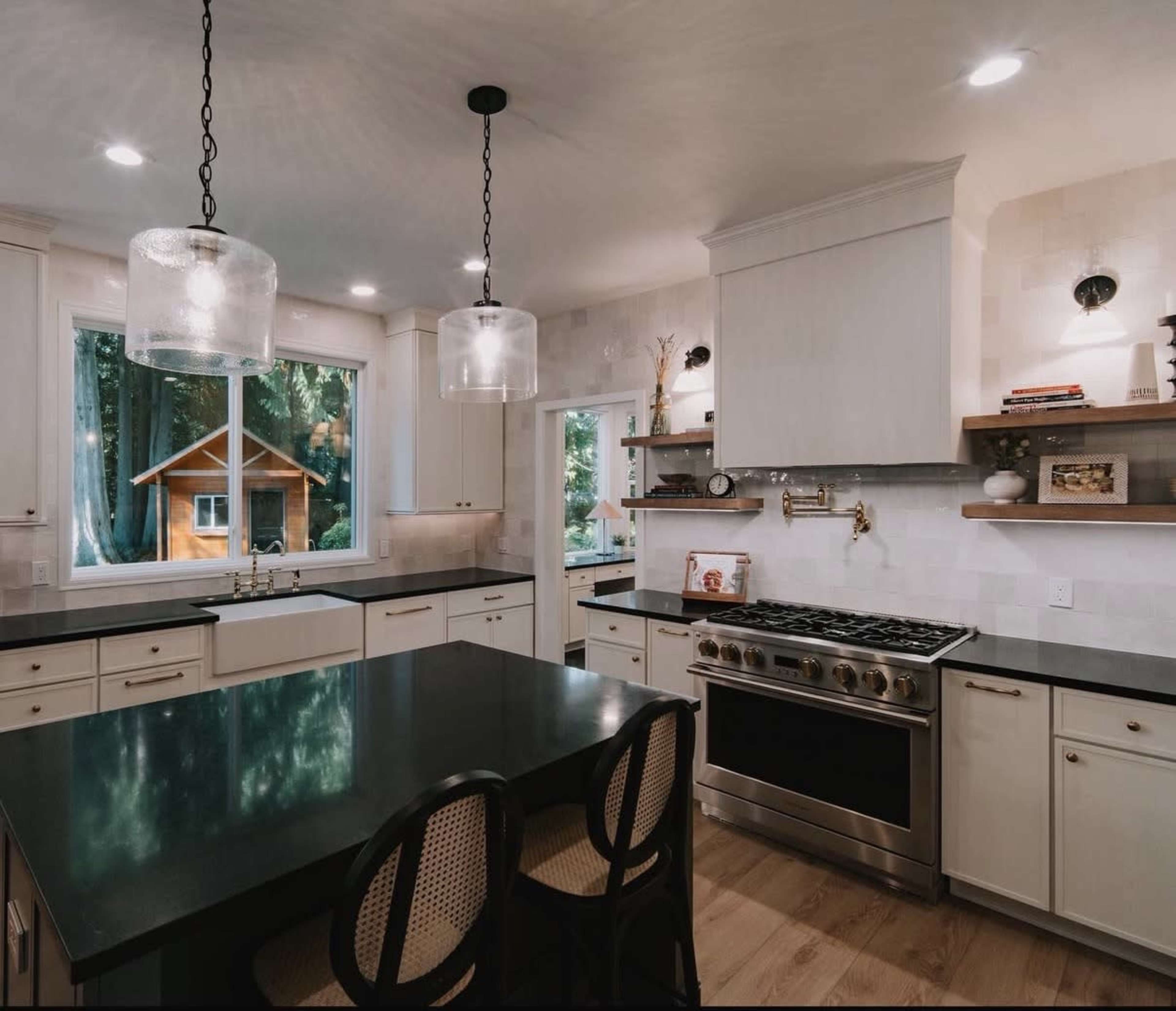 Suburban Modern Traditional Home Image in Cottage Lake, WOODINVILLE, WA