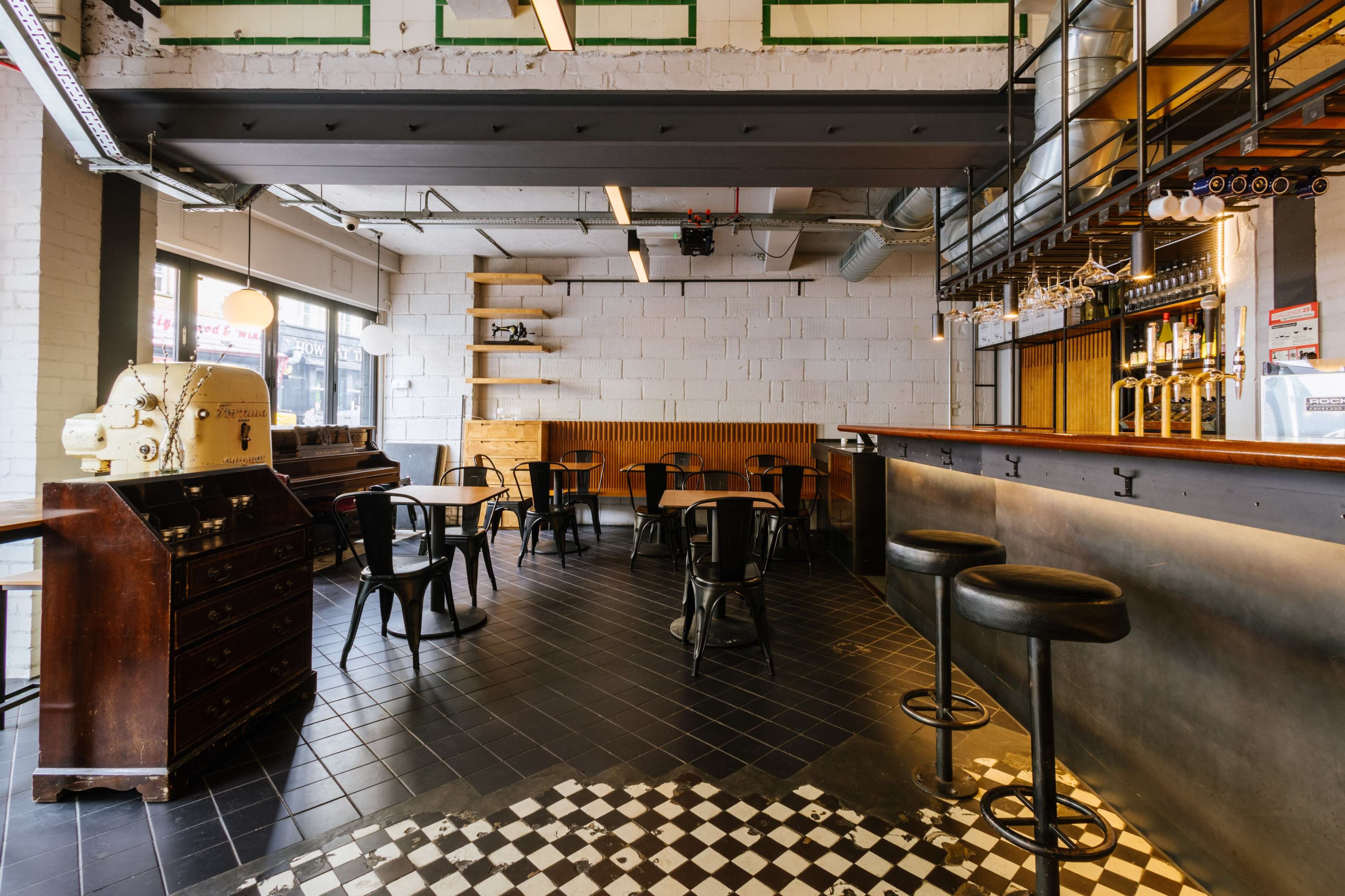 Restaurant/Bar with a Huge Kitchen Image in London, London, ENG