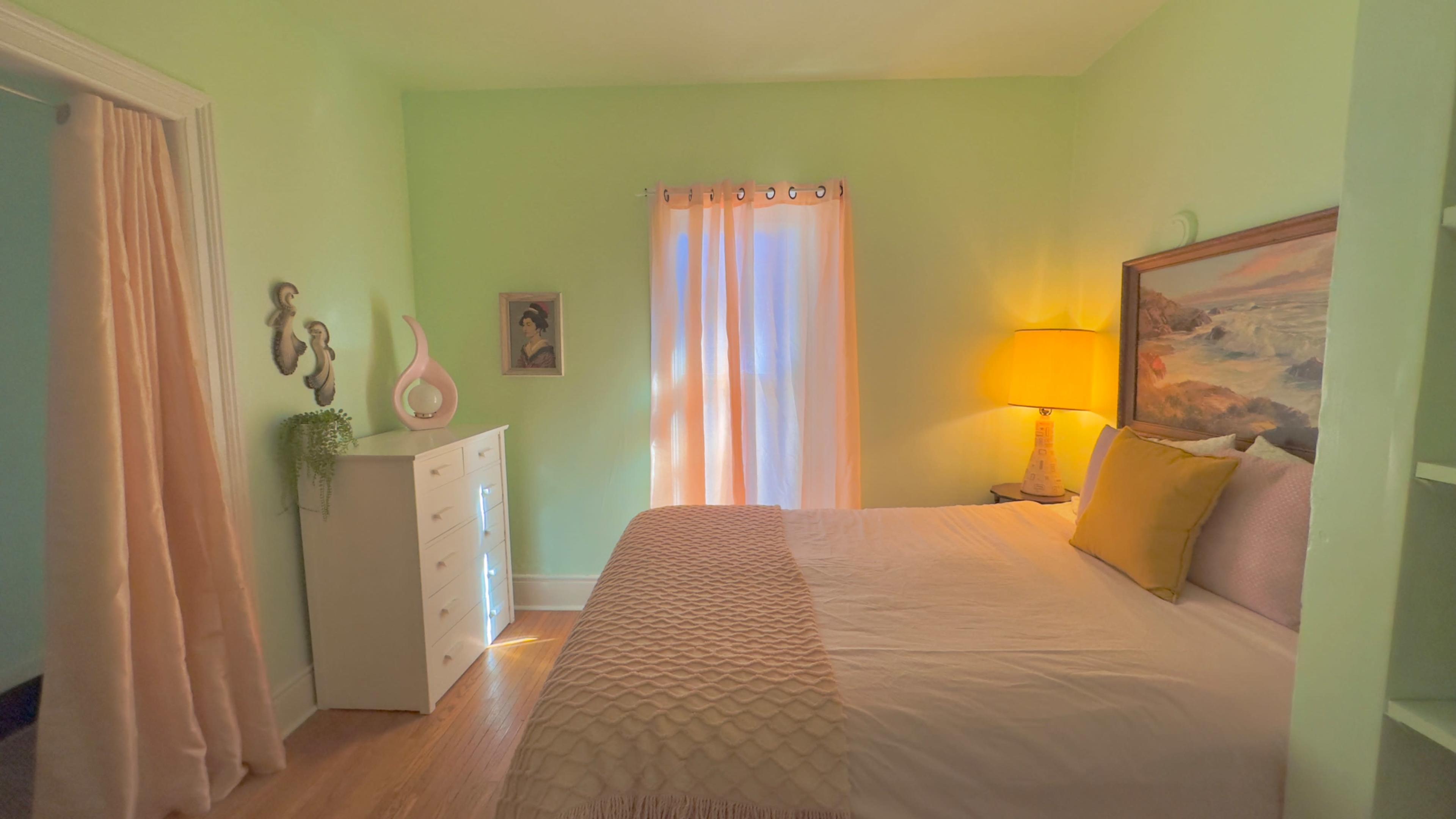 Bright Retro Apartment Image in , Niagara Falls, ON
