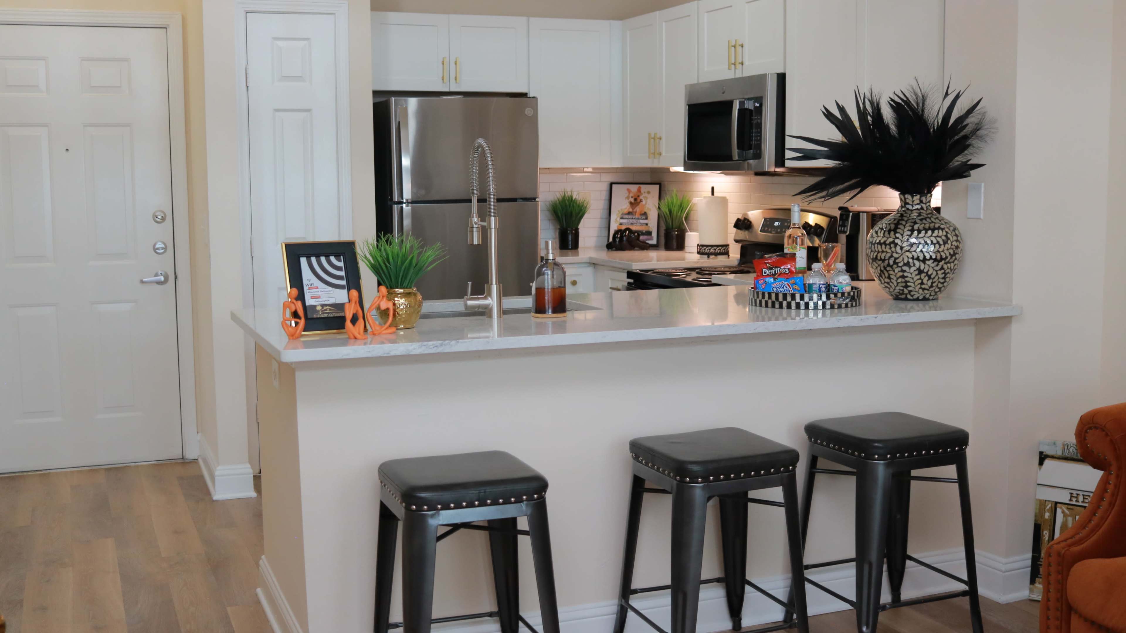 Upscale Downtown Apartment with Chic Interior & Natural Lighting Image in Meyerland Area, Houston, TX