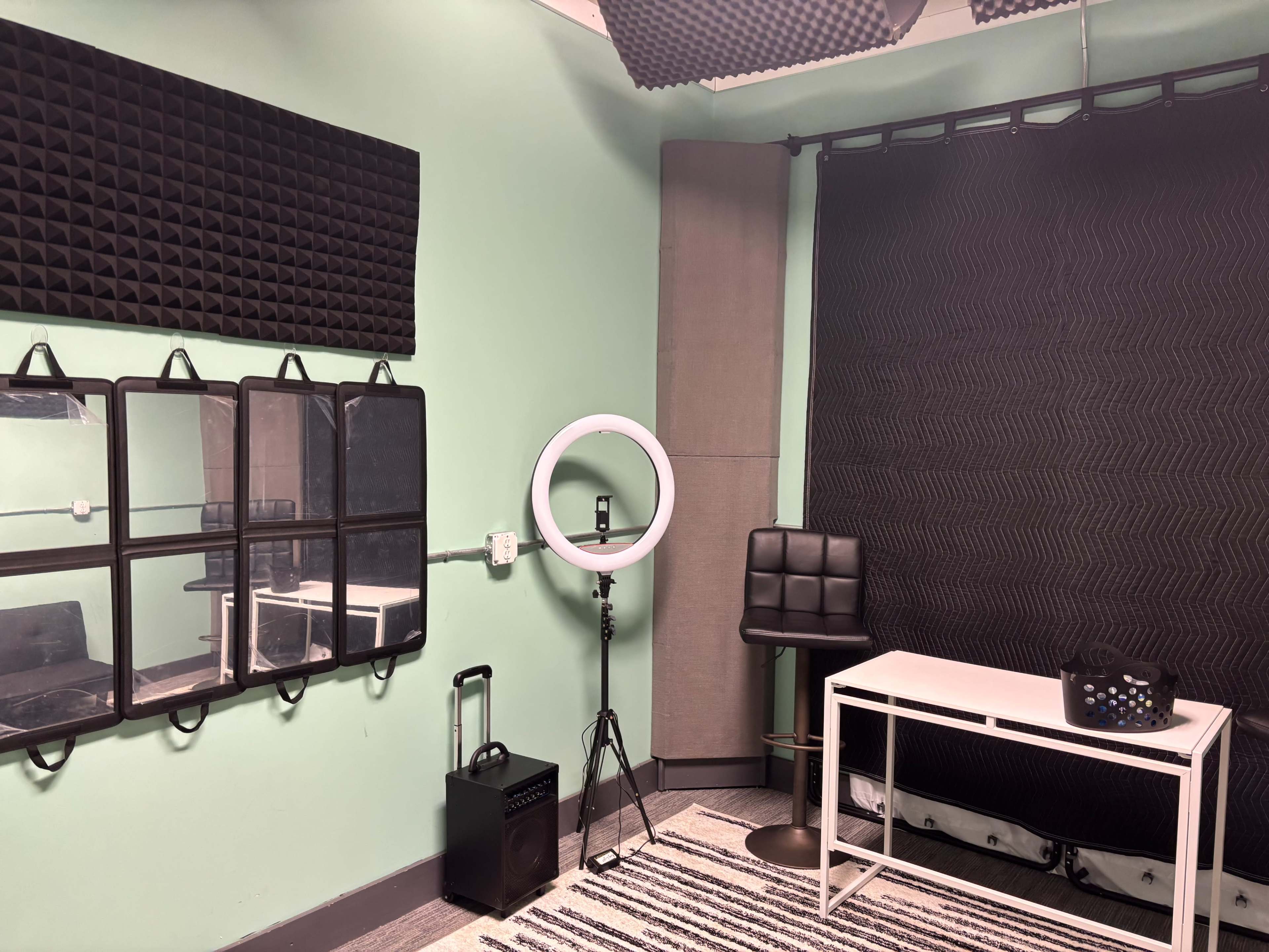 Small Affordable Multipurpose Space (For Hair braiders, Photographers, Musicians, etc.) Image in Warren, Warren, MI