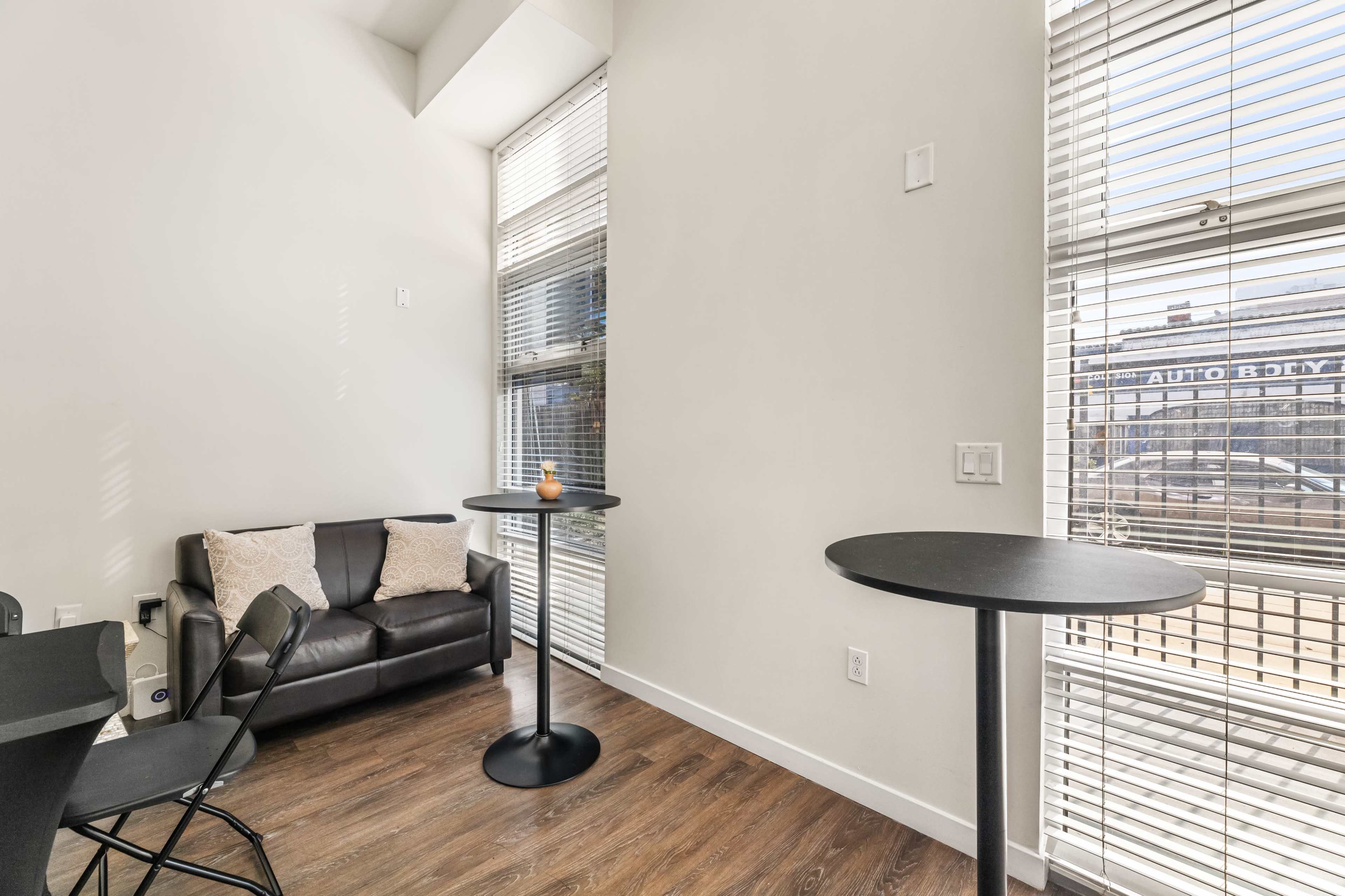 Stylish DTLA Loft with Full Kitchen – Ideal for Networking, Private Dinners, Baby/Bridal Showers & More Image in Central LA, los angeles, CA