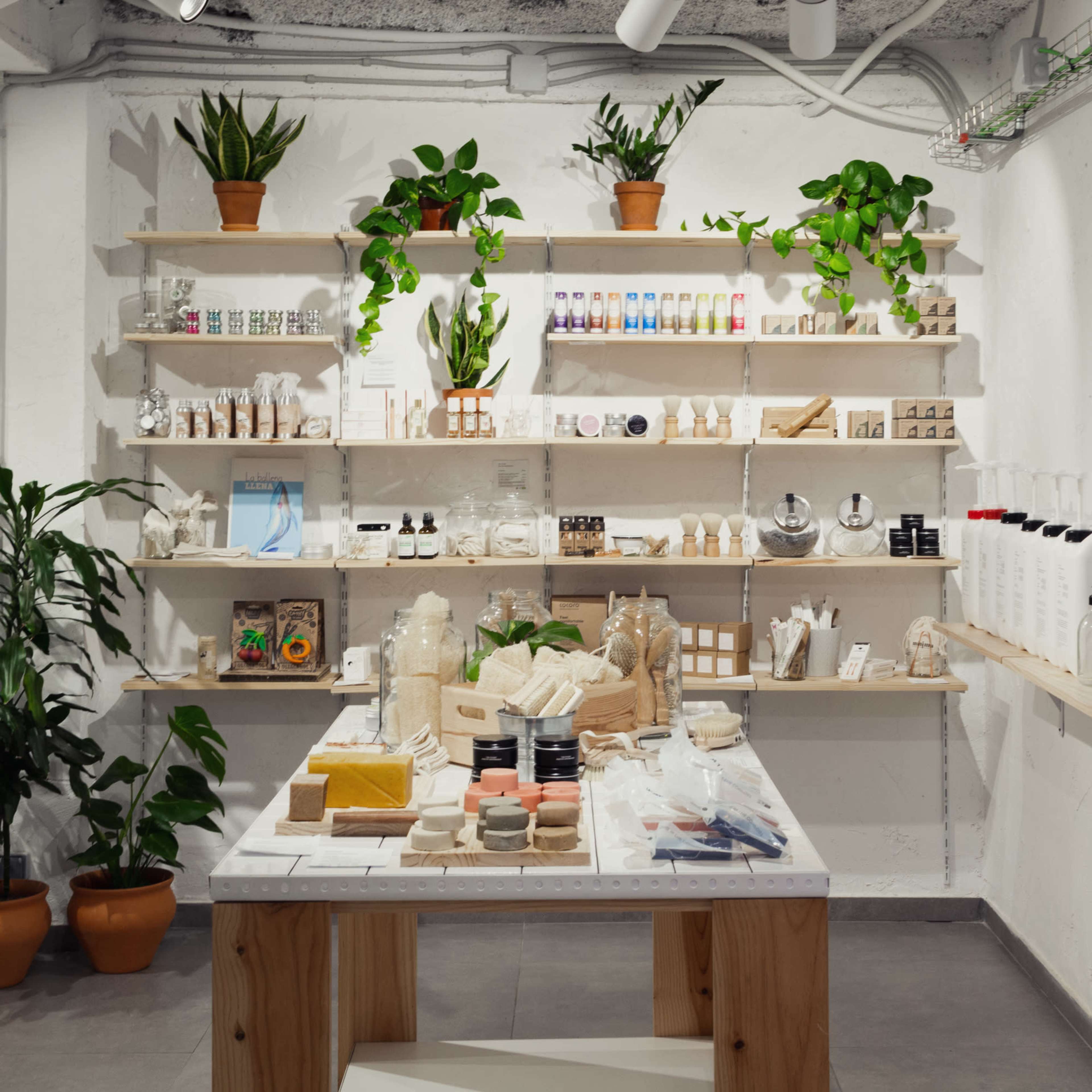 Supermercado a granel, centrico con estética moderna y minimalista, con toque industrial. Image in Sant Antoni, Barcelona, B