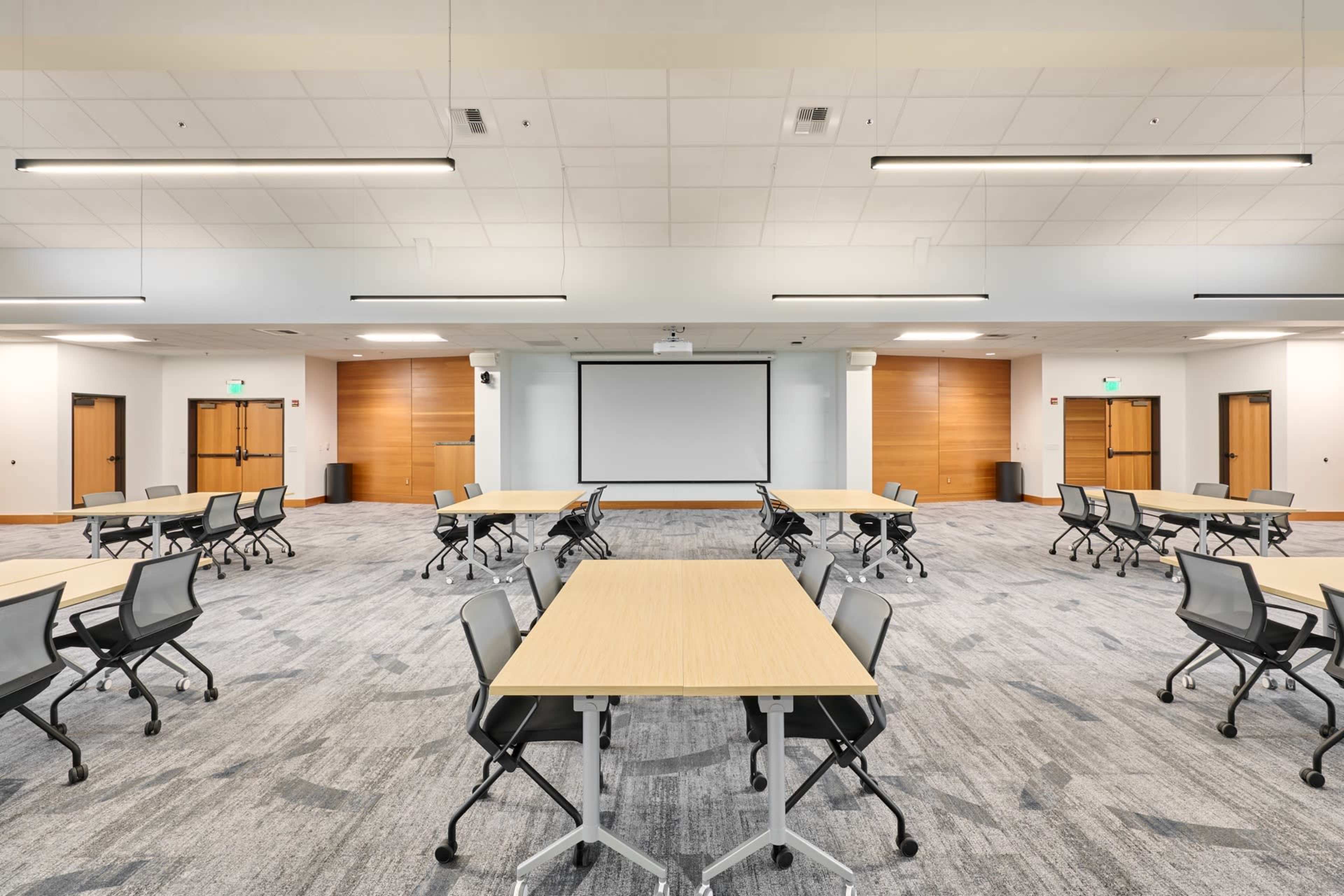 Versatile Mid-Size Meeting Room in Oregon Wine Country Image in McMinnville, McMinnville, OR