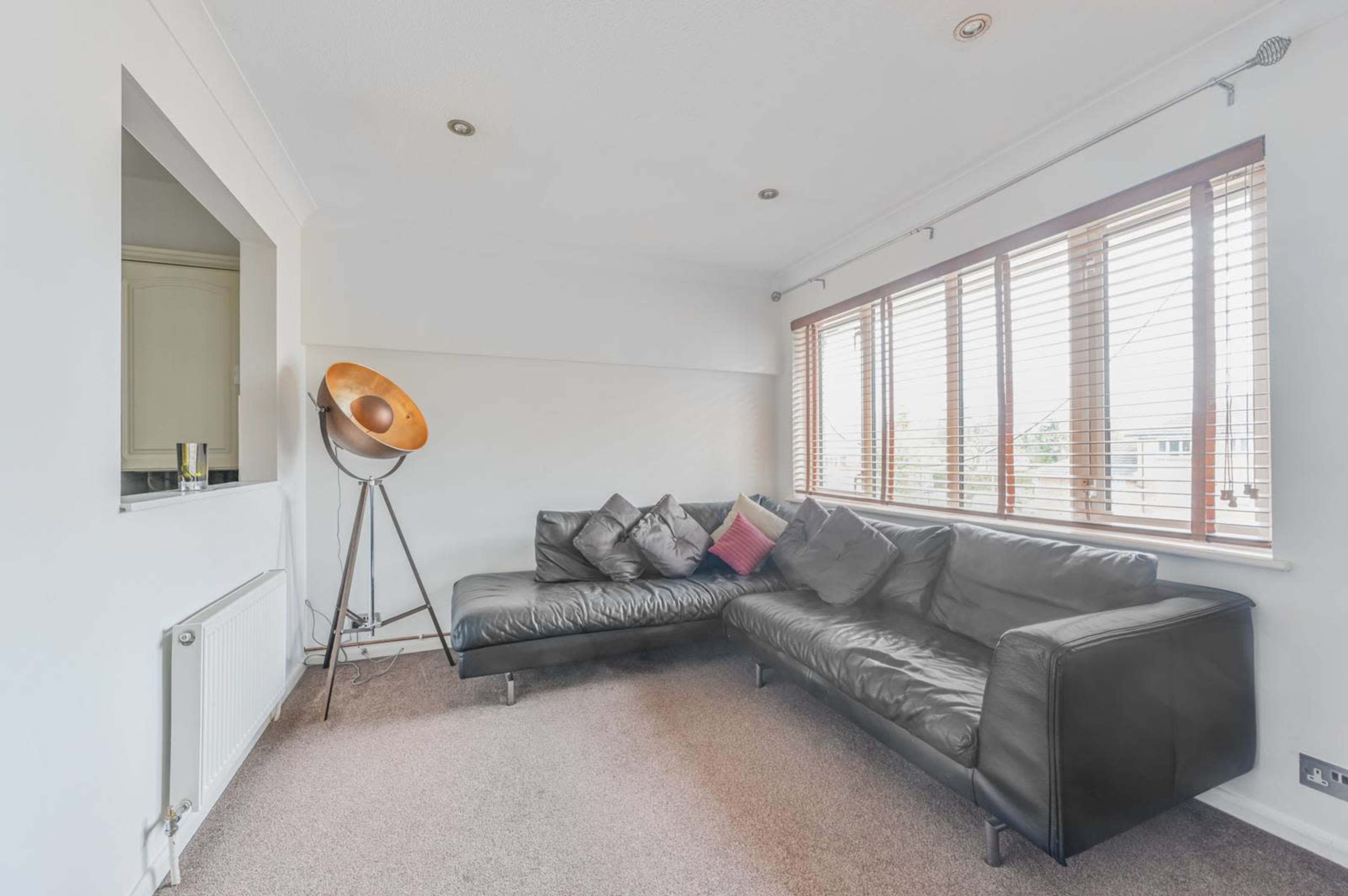 Modern 2 Bed / 2 Bath flat in leafy suburb Image in Pinner, London, ENG