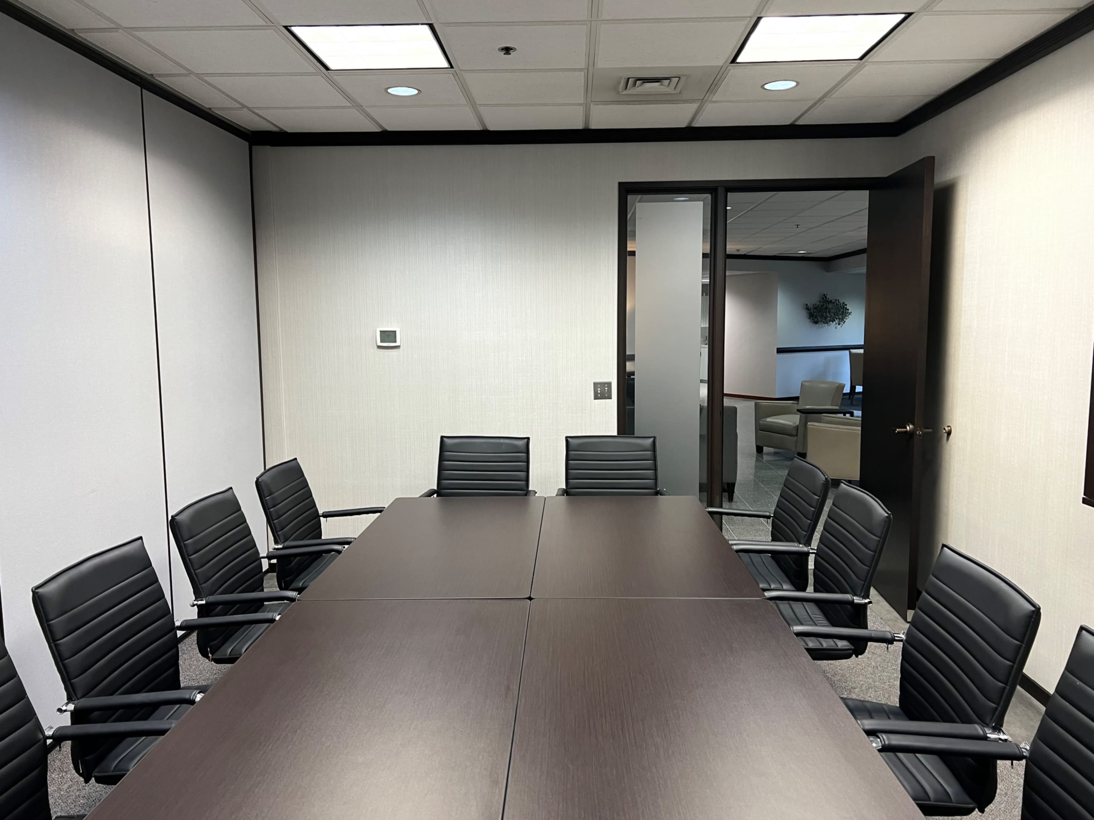 Conference Room B – 12-Person Executive Meeting Room Image in Bloomfield Twp, Bloomfield Hills, MI