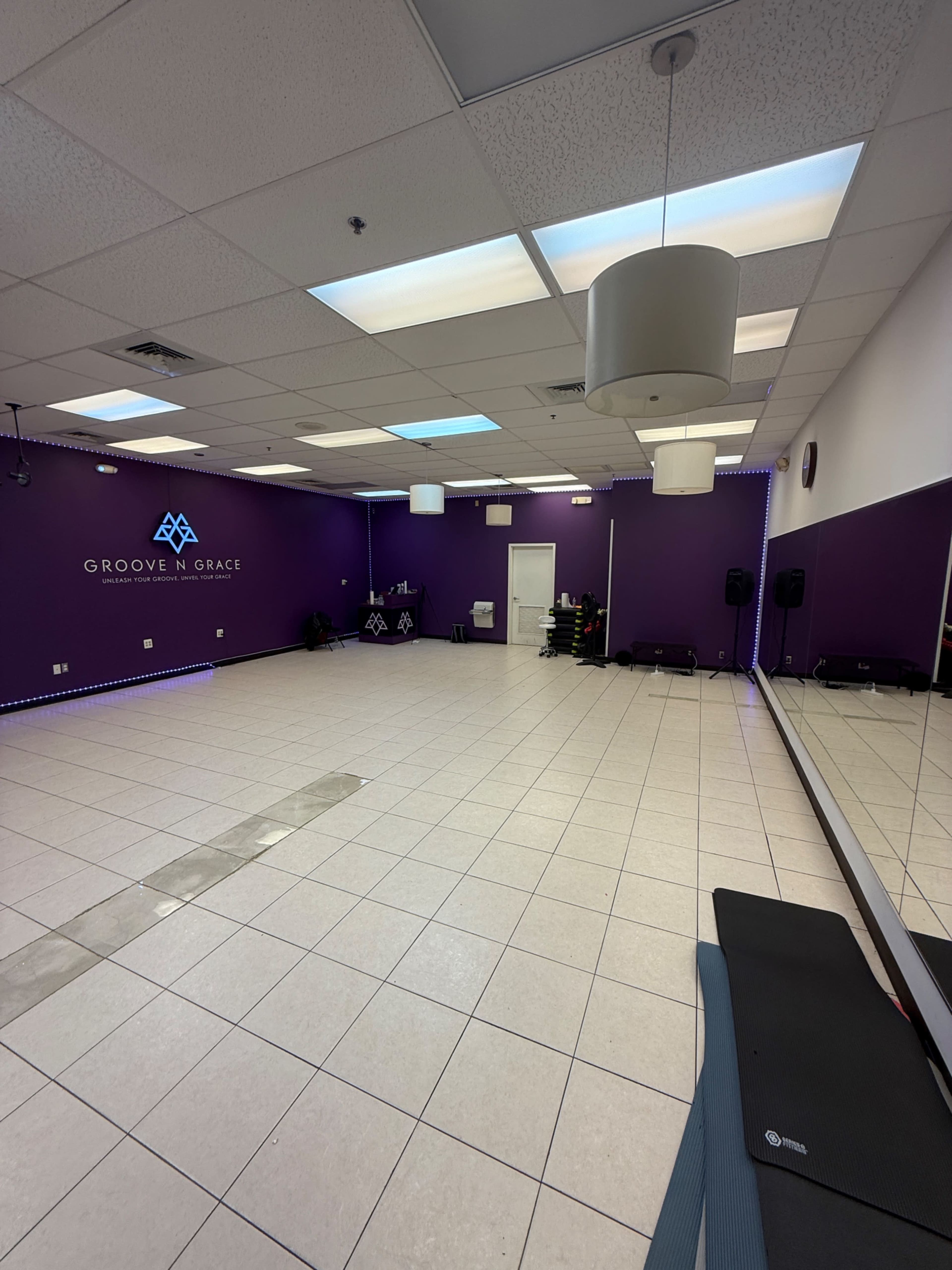 Large studio room Image in Herndon, Herndon, VA
