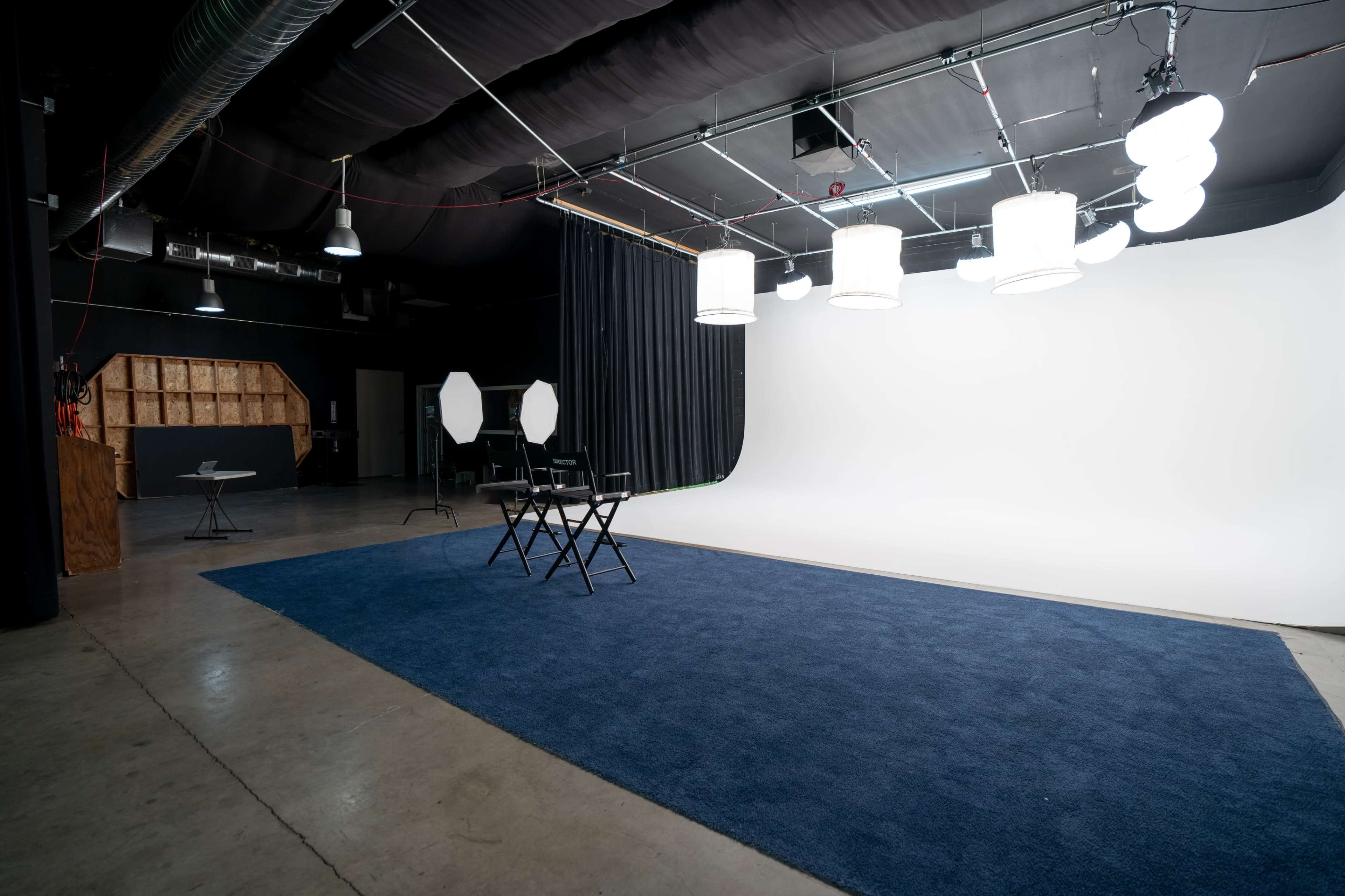 4,000 sqft Professional Video Studio with White Screen & White Cycloramic Screen. Image in Camelback East Village, Phoenix, AZ