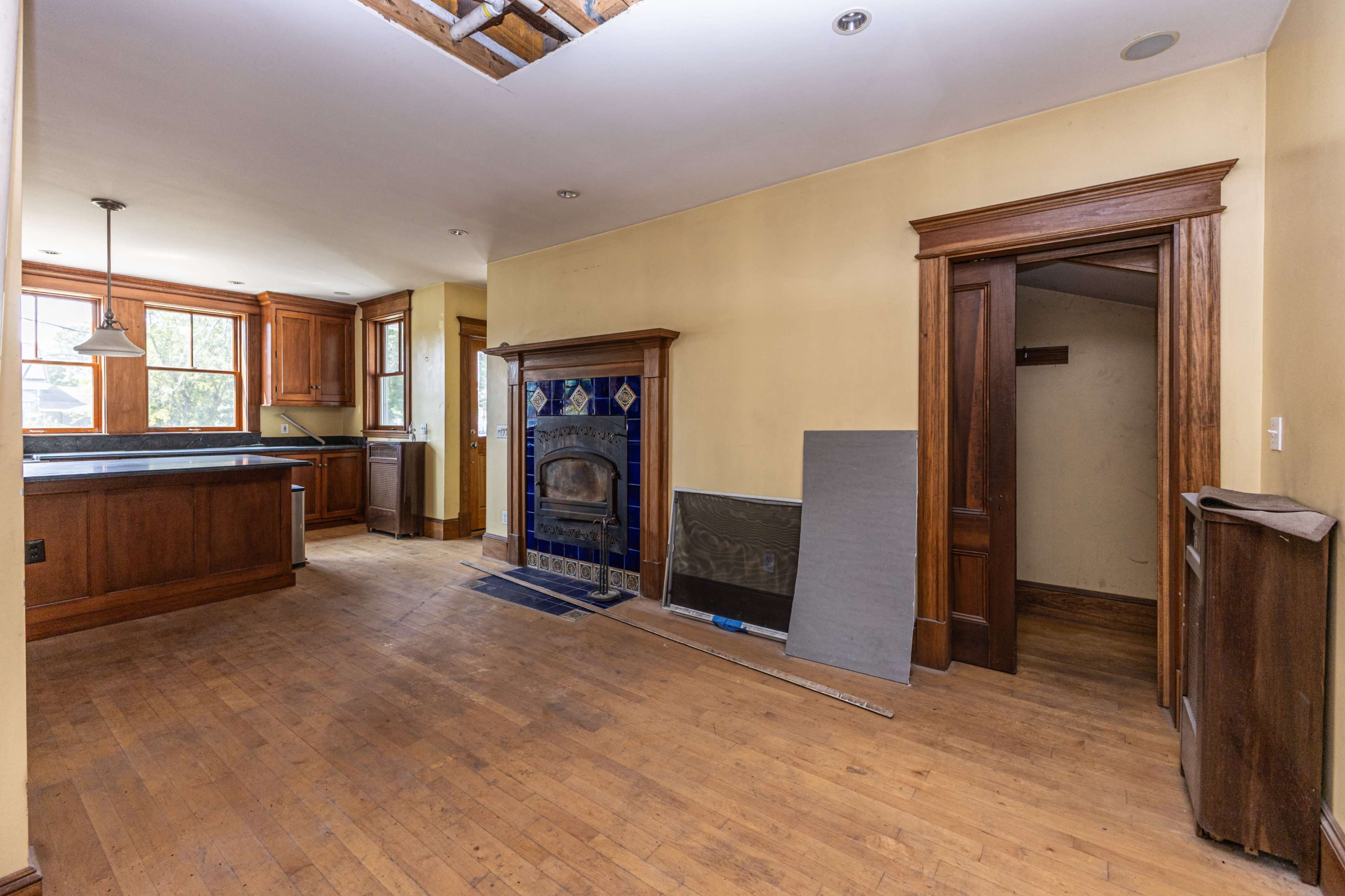 Weathered 1900s Colonial Home — Perfect Horror / Thriller Location Image in Chelmsford, Chelmsford, MA