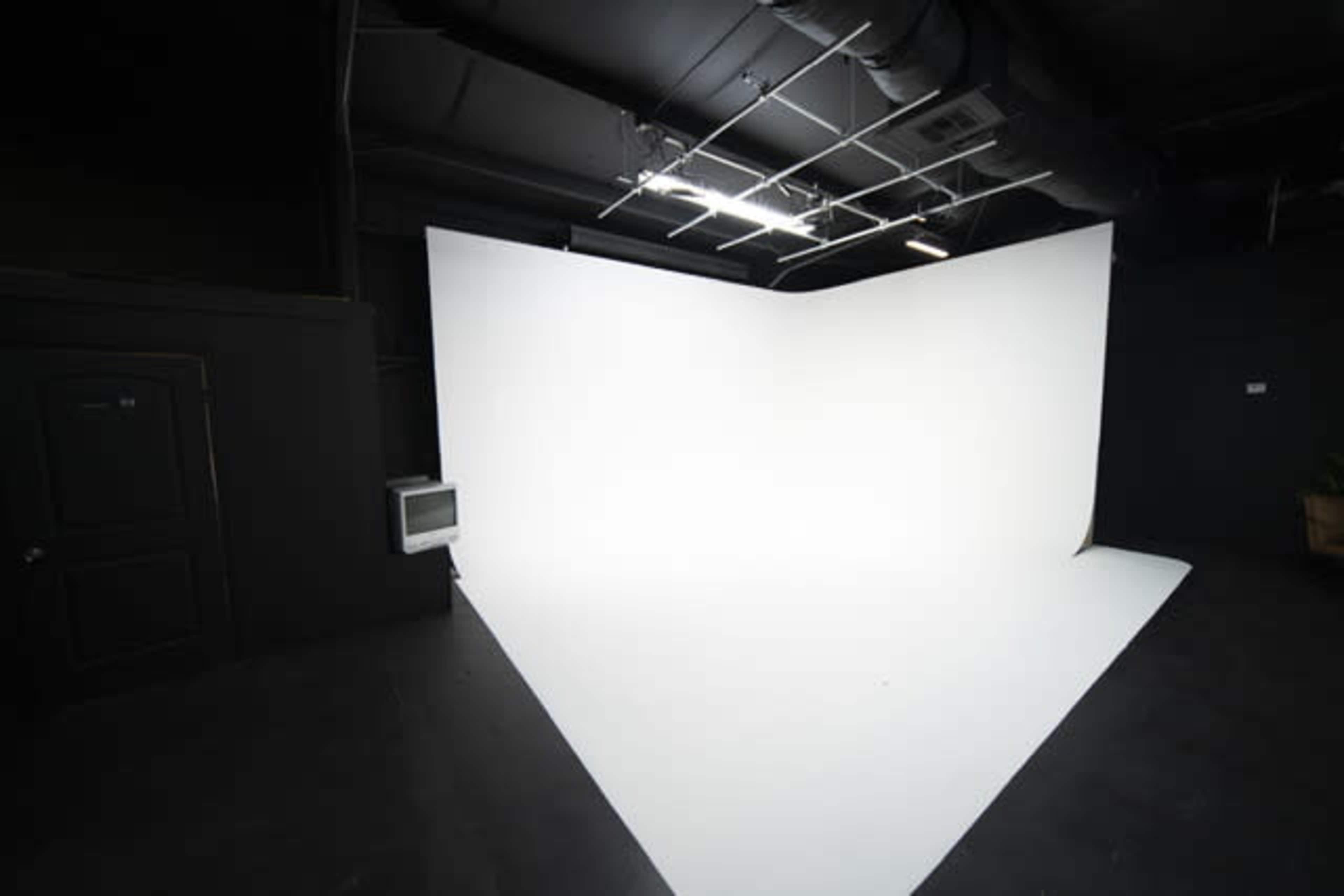 Kissimmee industrial multi space,Cyclorama , Cars are welcome inside. Image in , Kissimmee, FL