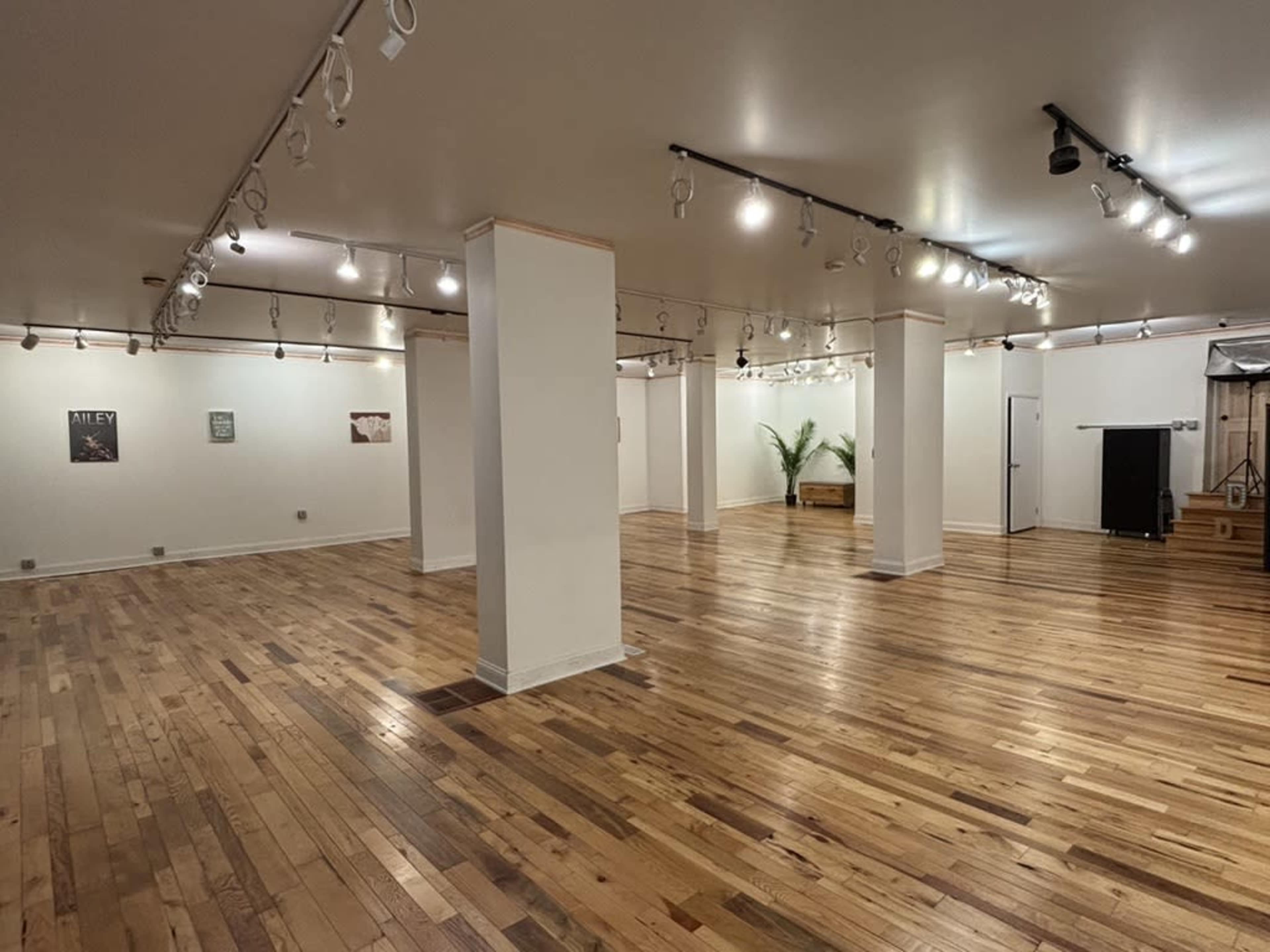 Spacious Studio with Natural Light and Beautiful Hardwood Floors Image in Buckeye - Shaker, Cleveland, OH