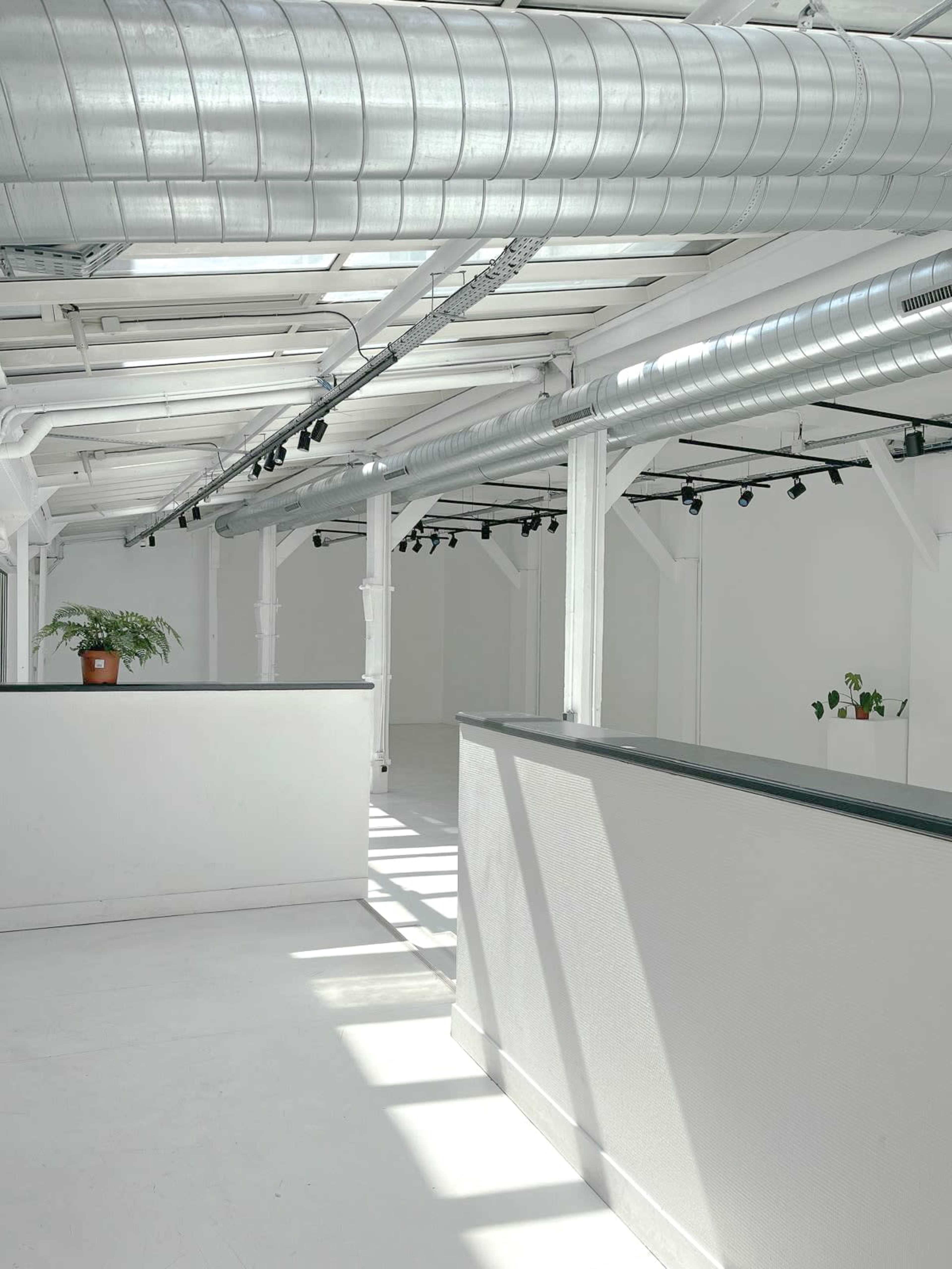Showroom lumineux de plus de 200m² dans le cœur du 11ème. Image in Saint-Ambroise, Paris, 