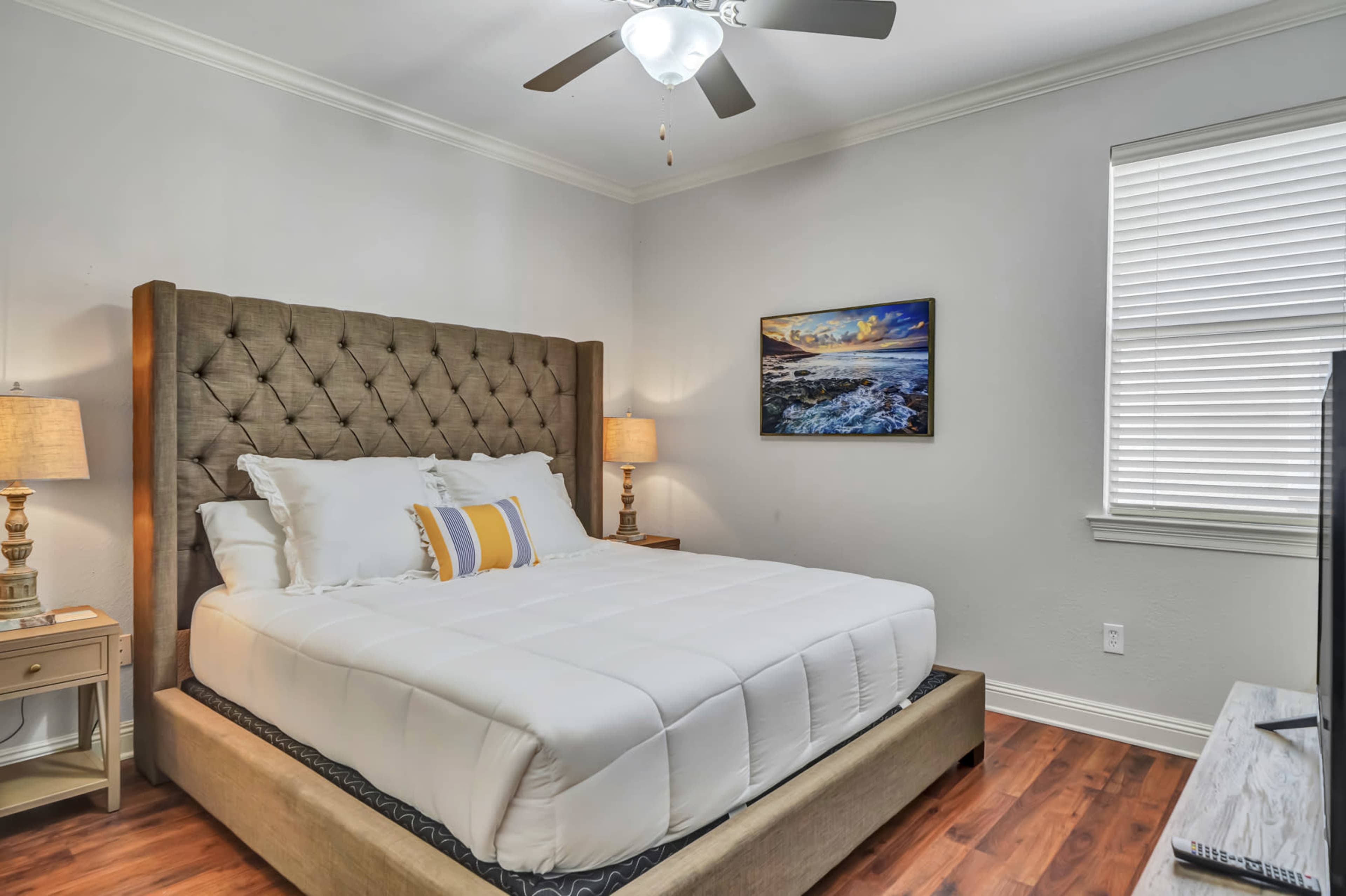 Luxurious Beach Getaway with Spacious Rooms, Pool Access & Modern Amenities Image in Destin, Destin, FL