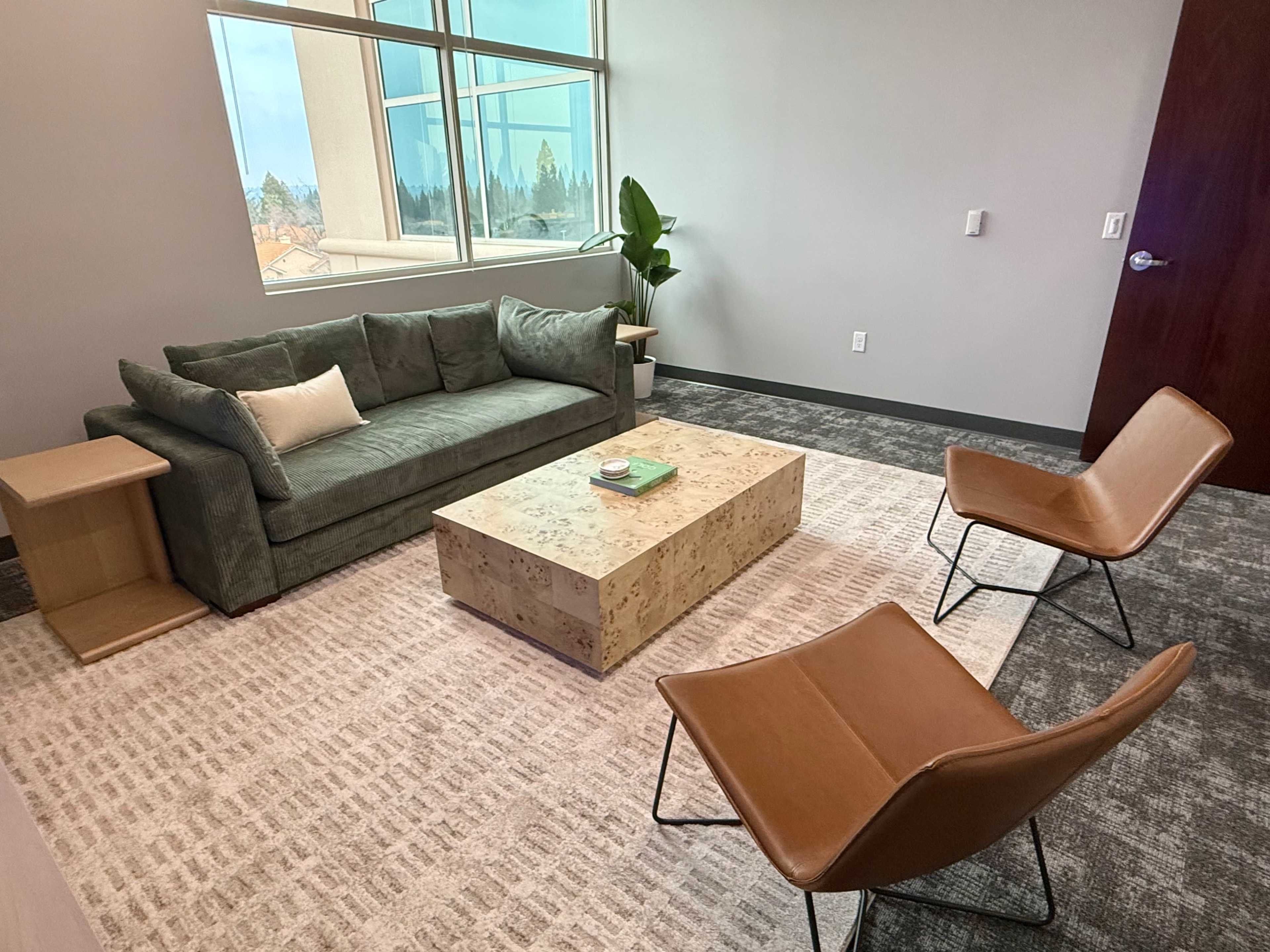 Private Lounge Meeting Room for Teams & Offsites Image in Folsom, Folsom, CA