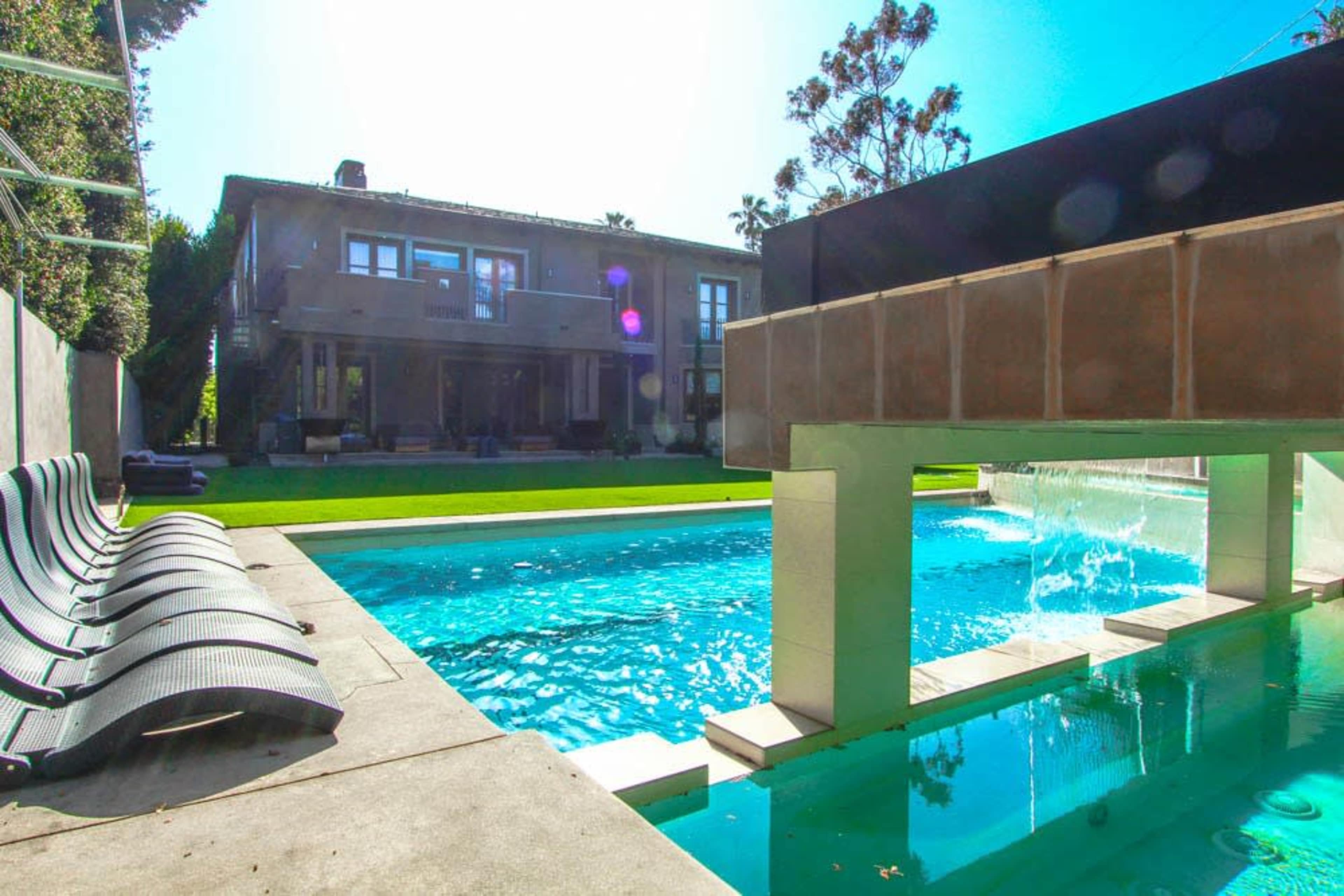 MODERN MEDITERRANEAN VILLA W/ POOL & COURTYARD Image in Brentwood, Los Angeles, CA