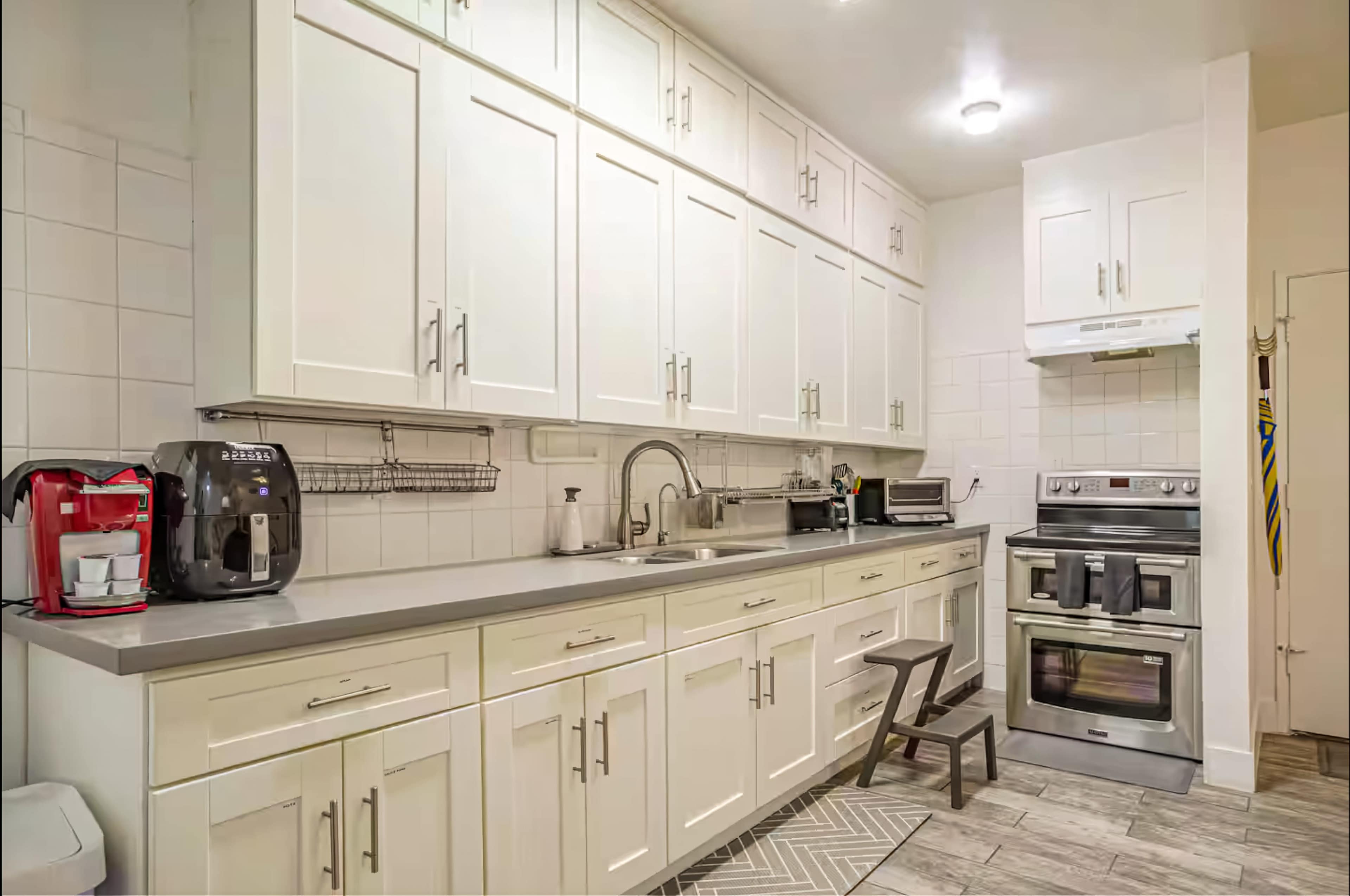 Cozy 2-BR Westwood Condo — Fast WiFi, Pool, Patio & Great Location Image in East Los Angeles, Los Angeles, CA