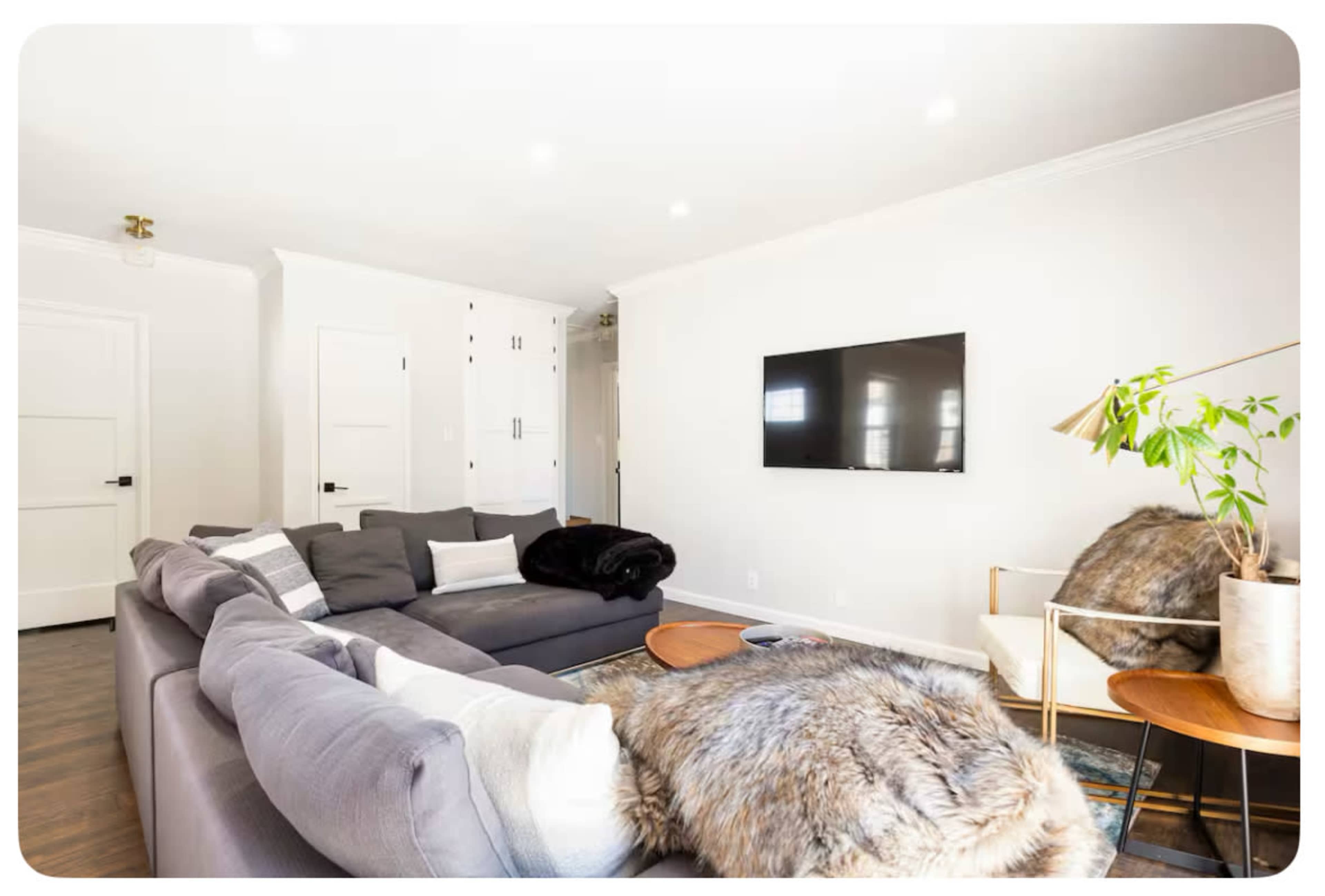 Midcentury Modern South LA Home (Full Gym, Chef’s Kitchen, Big Backyard) Image in South Los Angeles, Los Angeles, CA