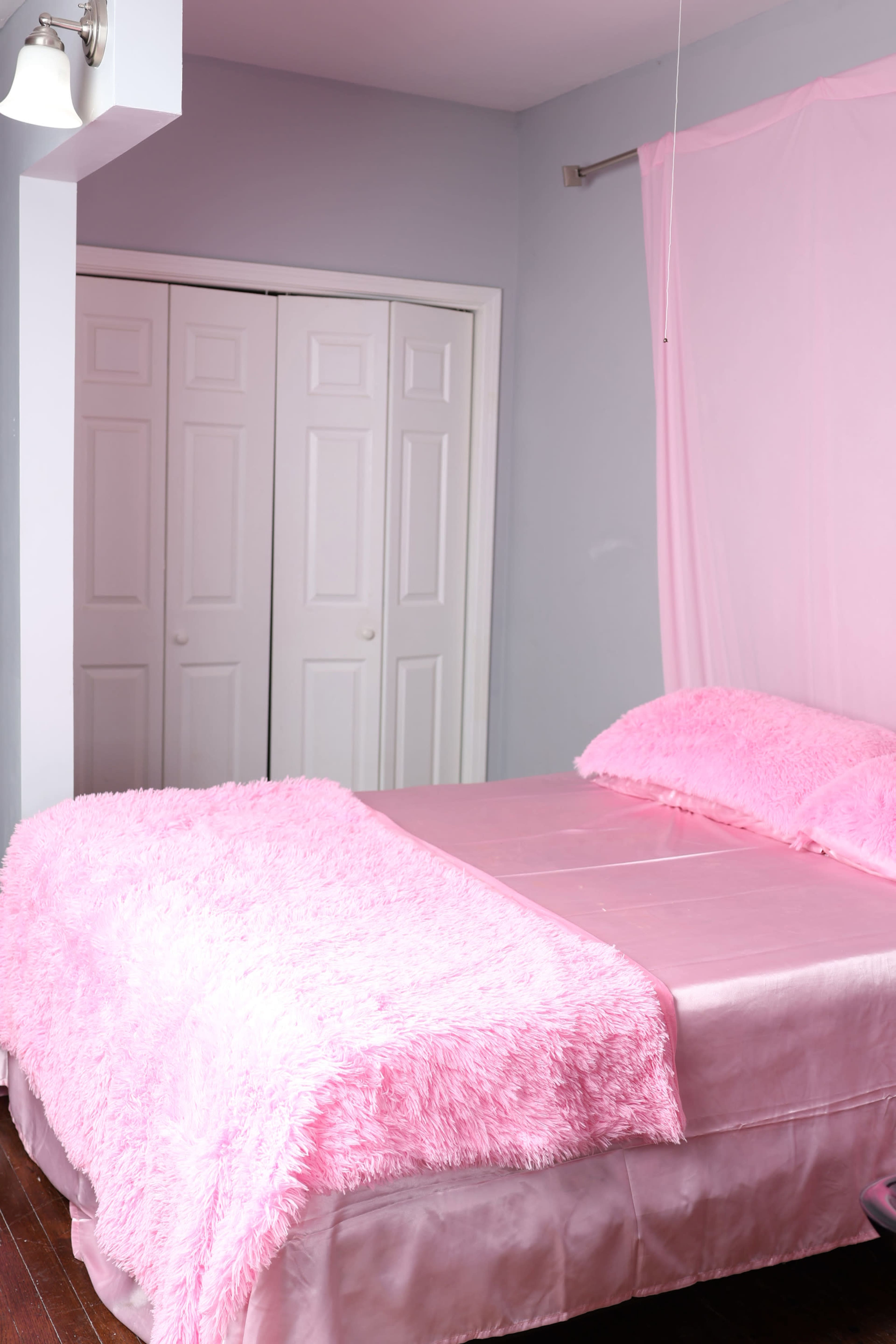 Versatile Chicago Multi-Set Photography Studio With CYC Wall, Pro Lighting, & Styled Sets Image in South Side, Chicago, IL