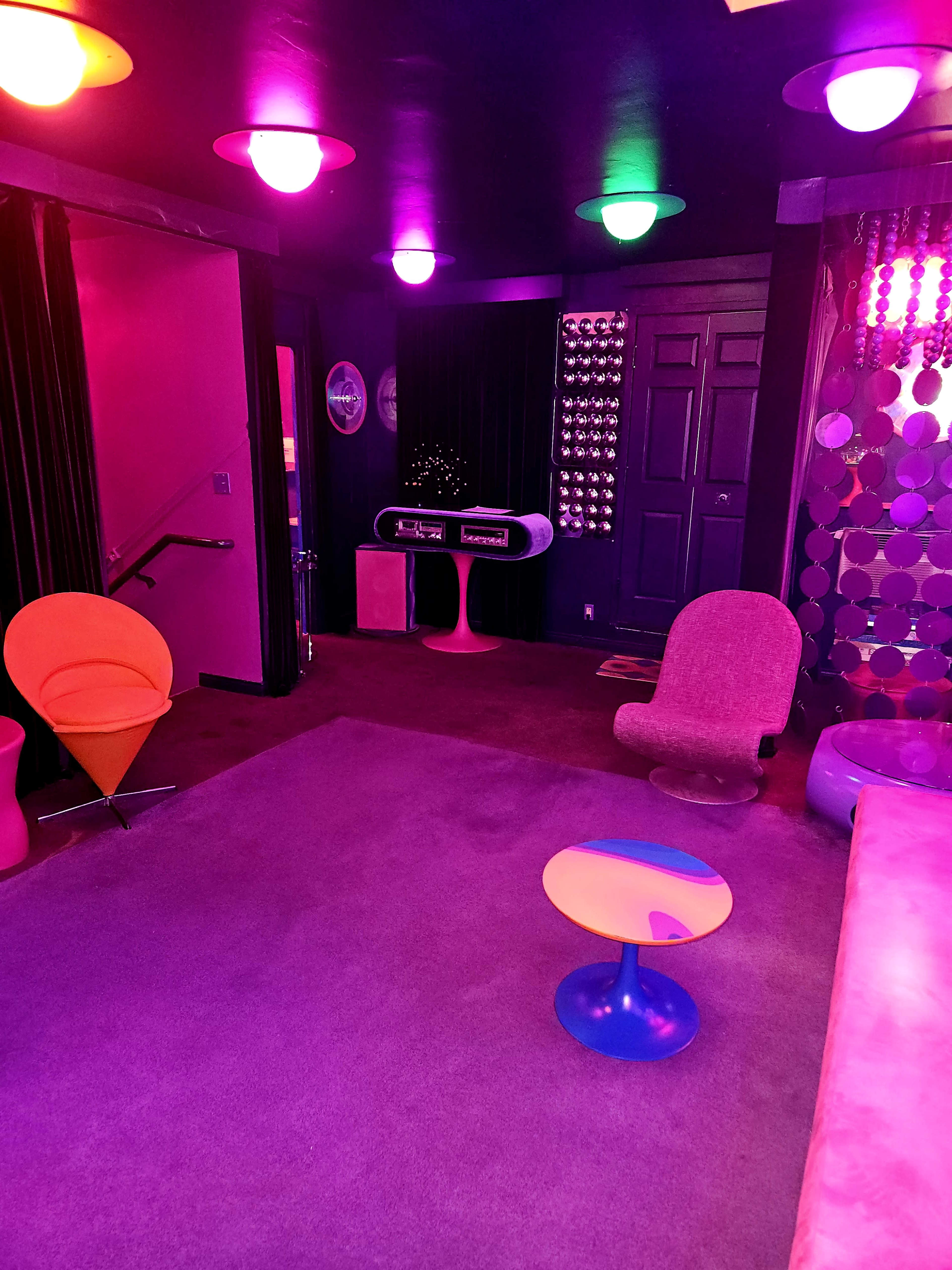 Groovy 70's Hollywood 420 Friendly Hideout/Karaoke room- Free Parking - Security Image in Greater Wilshire / Hancock Park, Los Angeles, CA