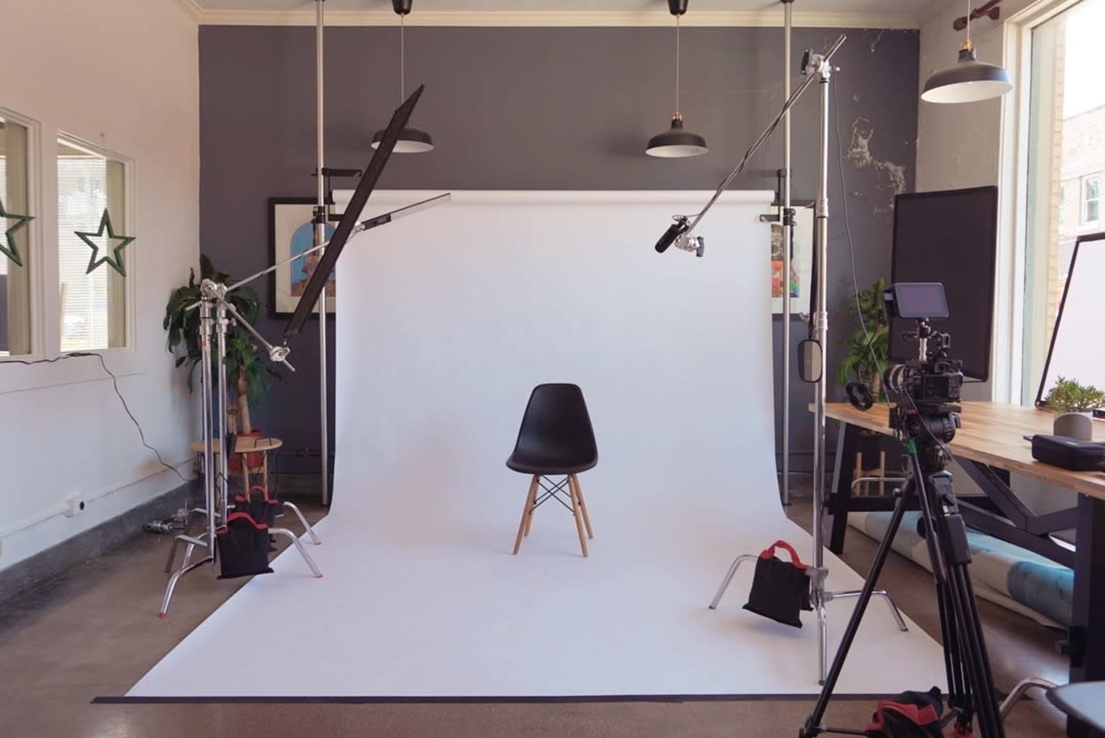 Art-Filled Creative Studio in Riverside - Inspire Your Creativity Image in Riverside Township, Riverside, IL