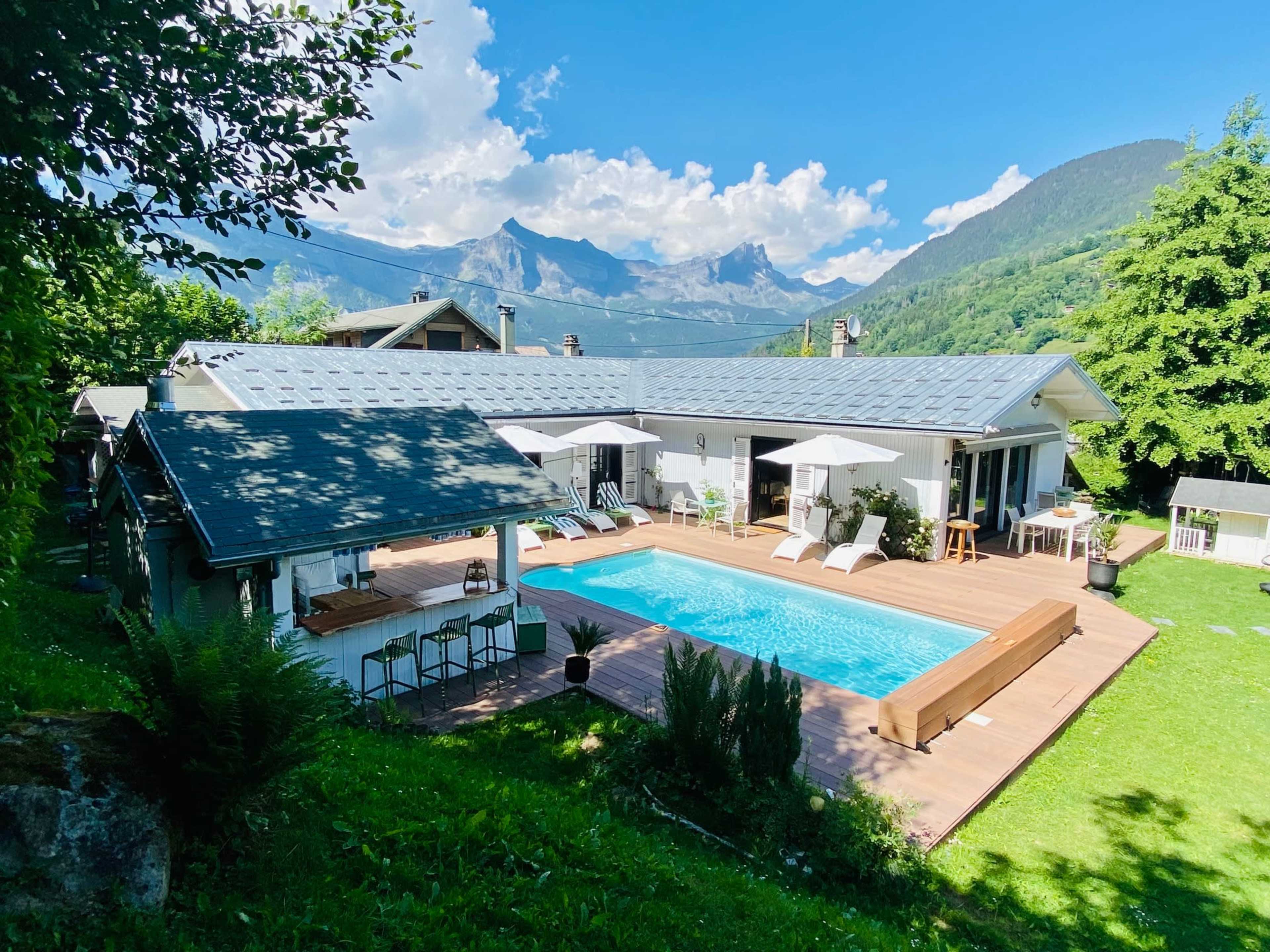 Chalet blanc de plain-pied avec vue sur le Massif du Mont-Blanc Image in , Saint-Gervais Mont-Blanc