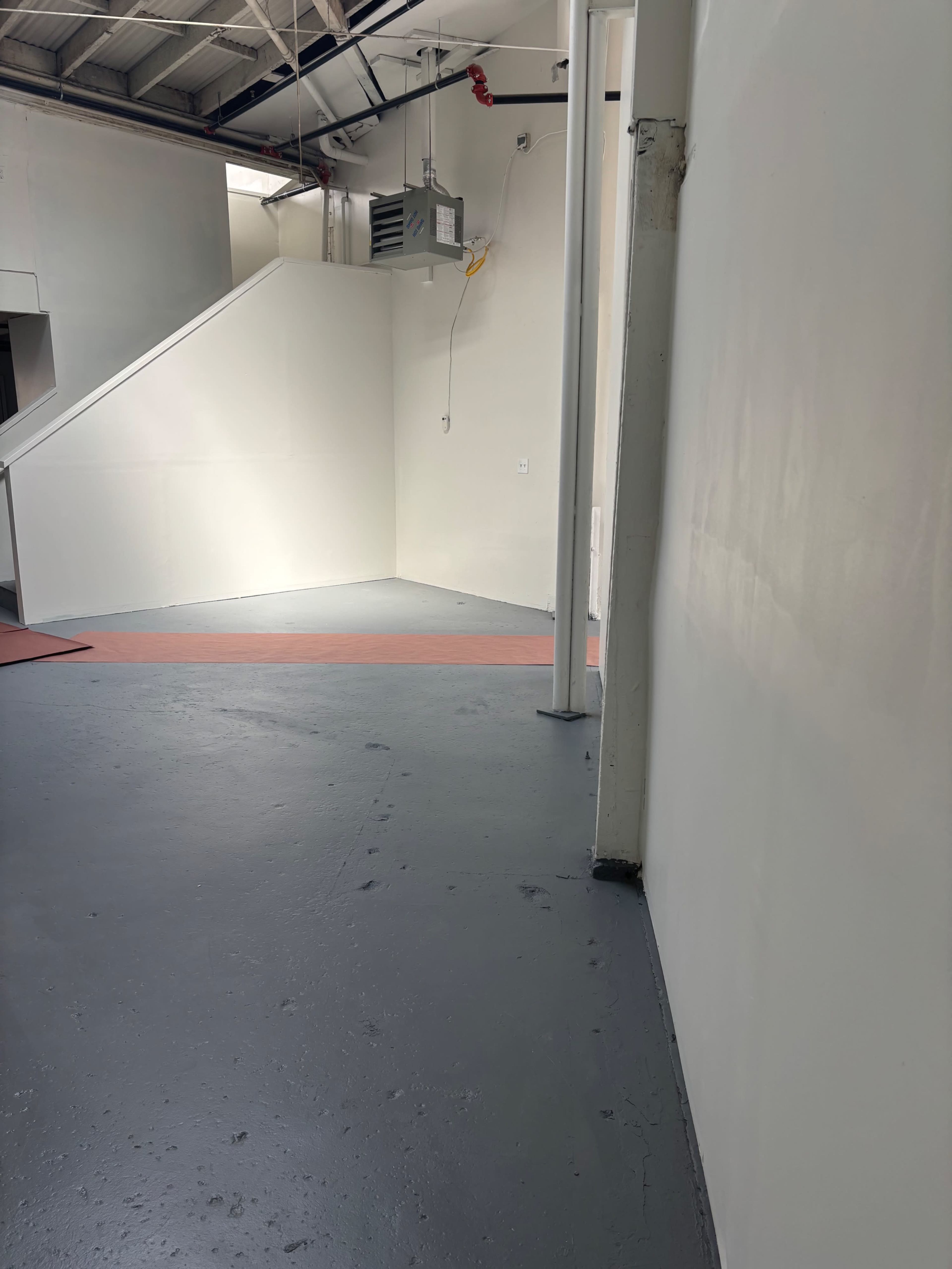 Urban loft with Natural Light Image in Coliseum Industrial, Oakland, CA