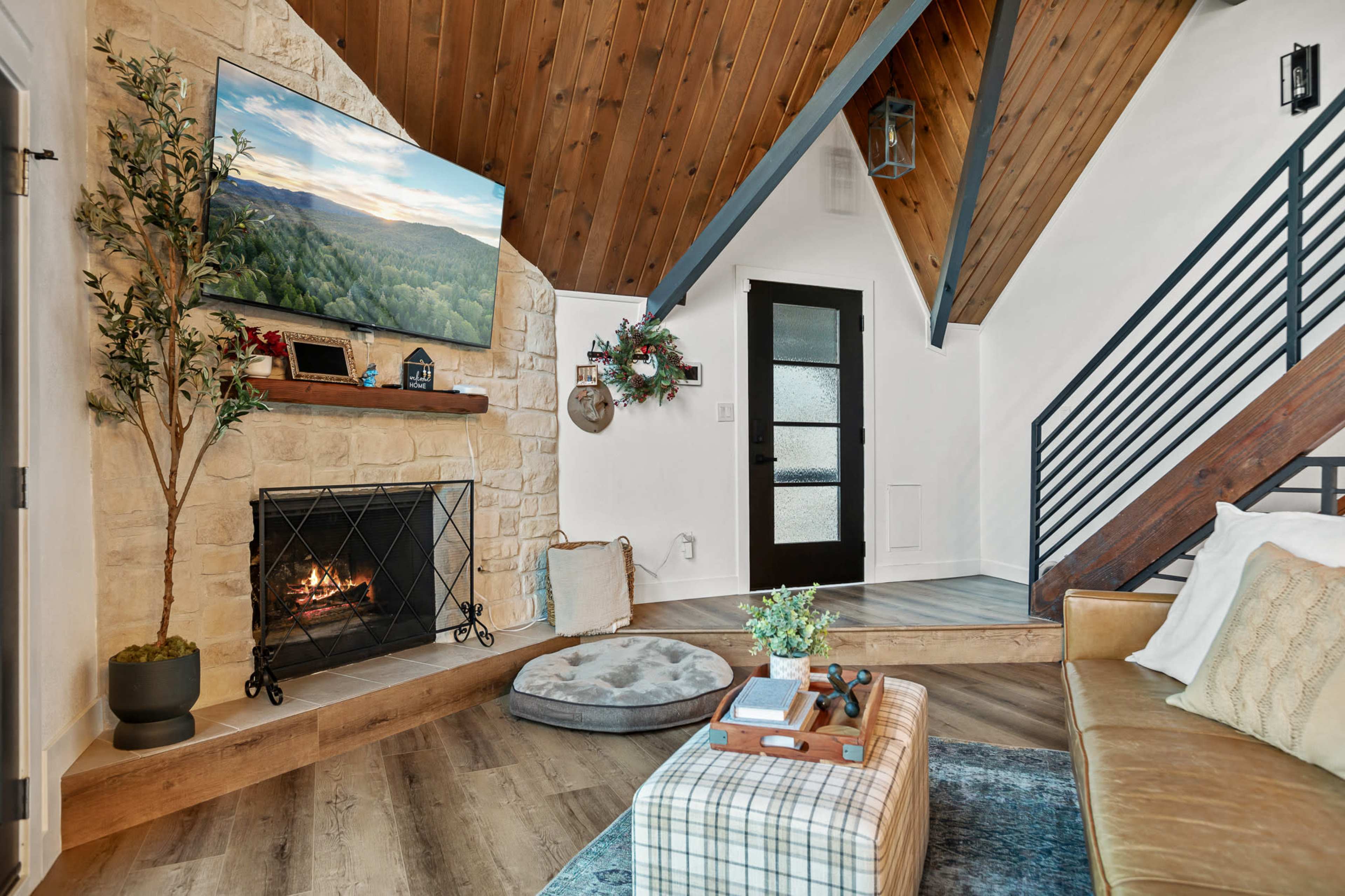 Majestic Cabin with Mountain Views Image in Lake Arrowhead, Lake Arrowhead, CA