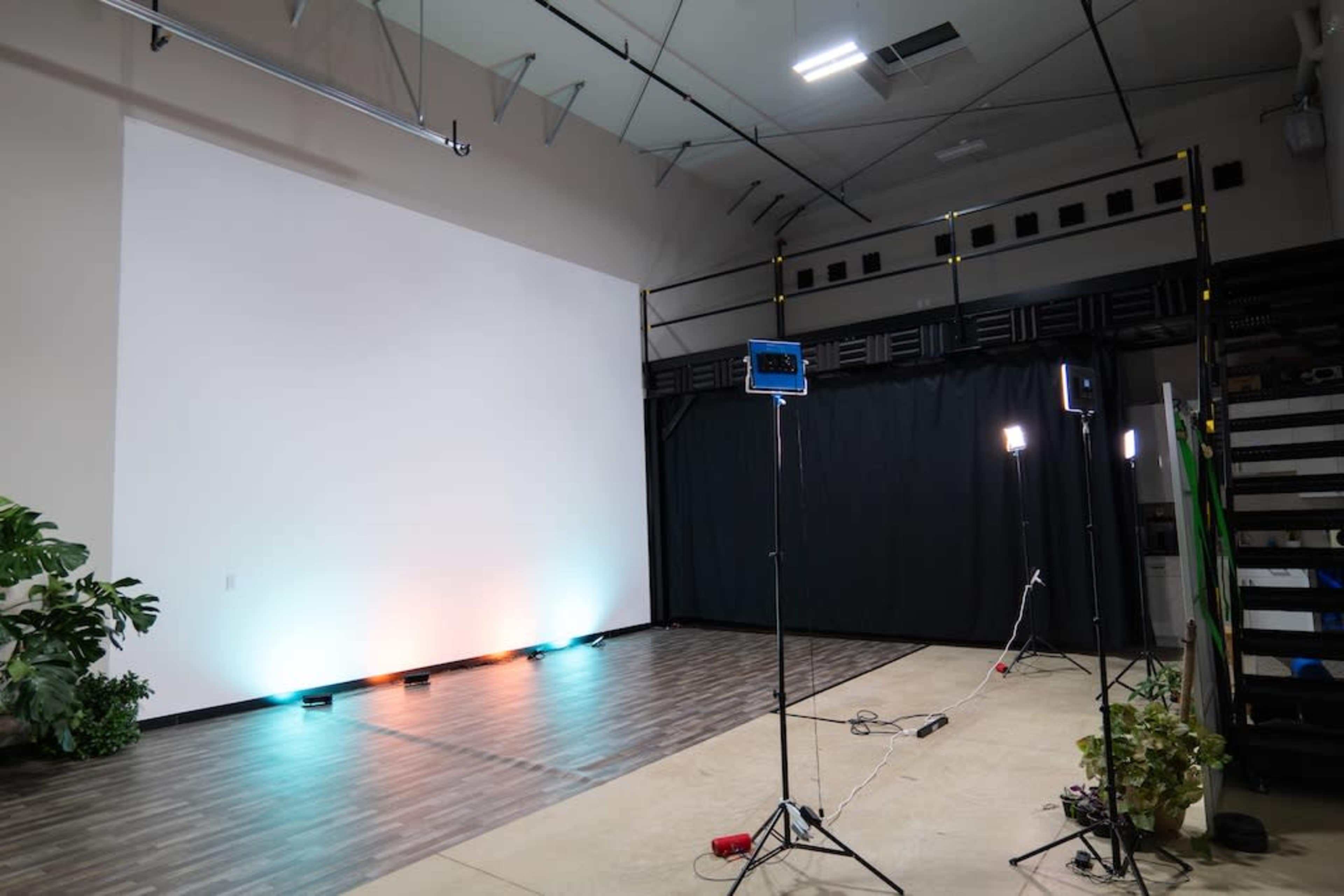 Spacious Pre-Lit Photo/Video Studio in Dacono Image in Dacono, Dacono, CO
