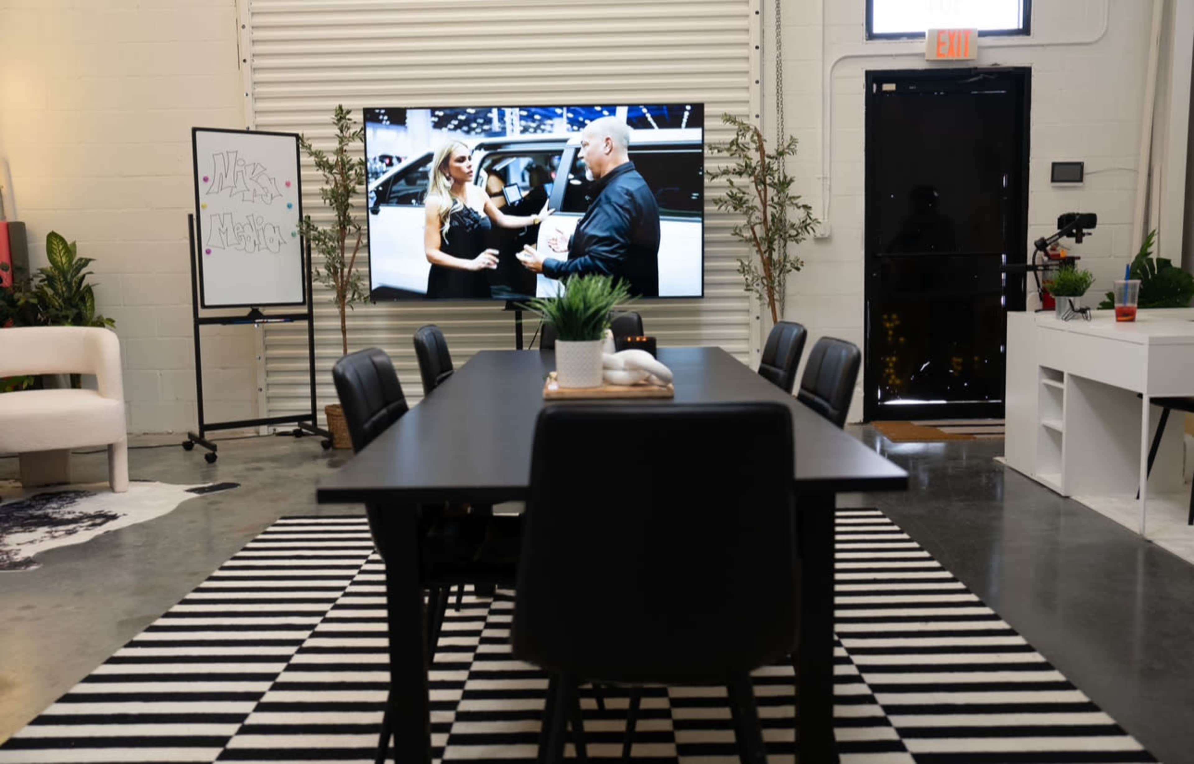 Modern Creative Studio w/ Cyclorama, Kitchen & Podcast Set Image in , orlando, FL