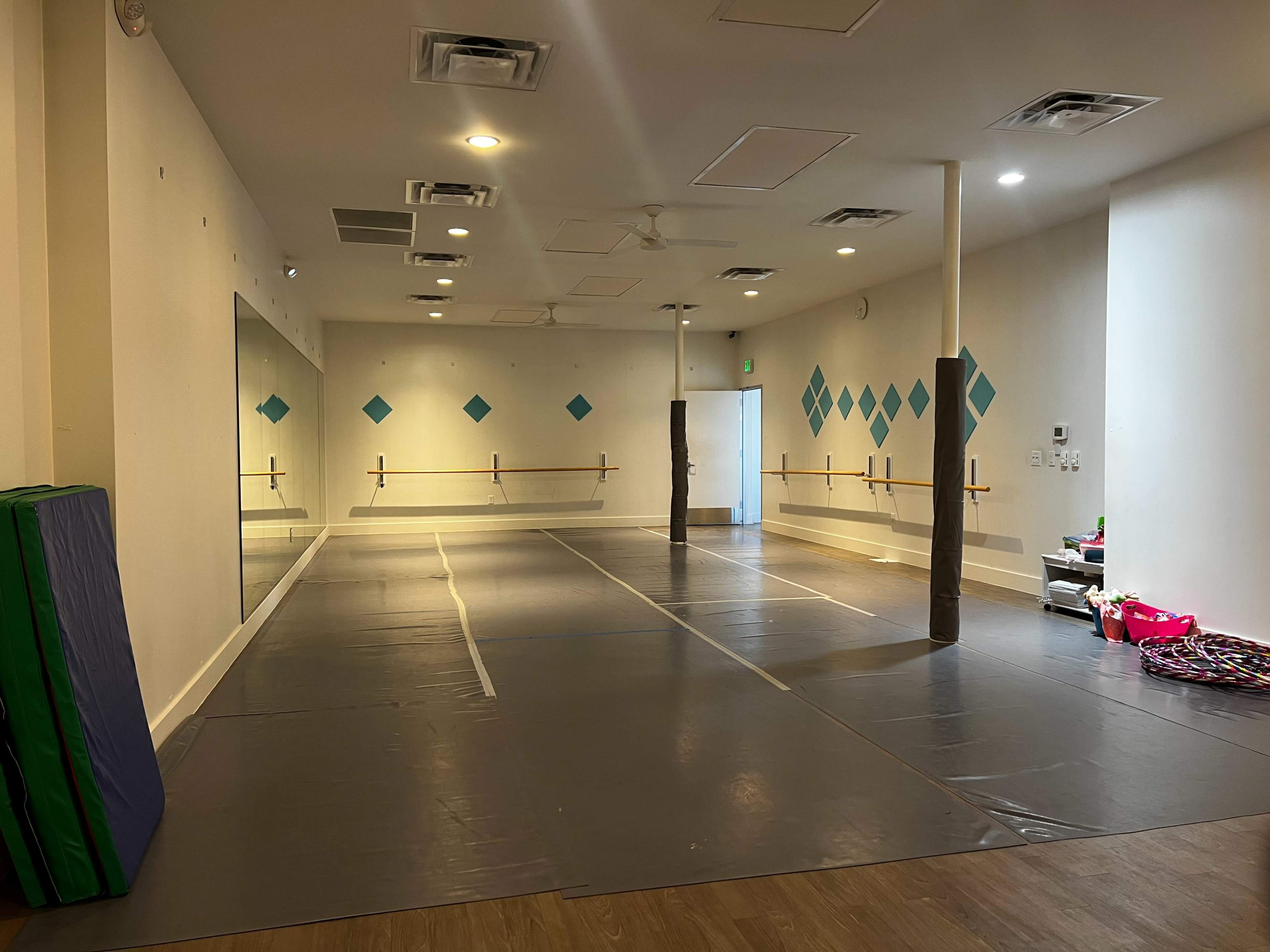 Spring Branch Area Dance Studio with Mirrors, Barres, and Marley Floor Image in Memorial, HOUSTON, TX