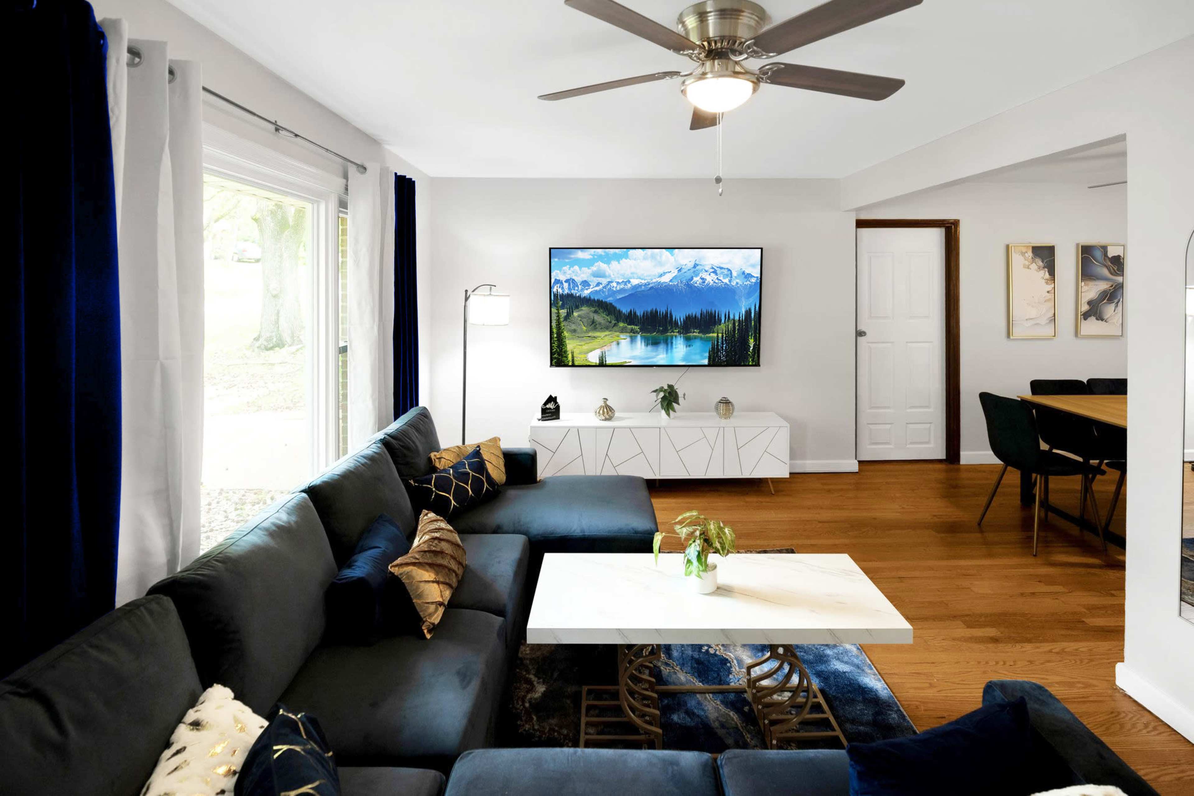 Elegant 6-Bedroom Luxury Home in a Peaceful Parkside Neighborhood – Ideal for Retreats, Shoots & Small Gatherings Image in Ferguson Township, Saint Louis, MO