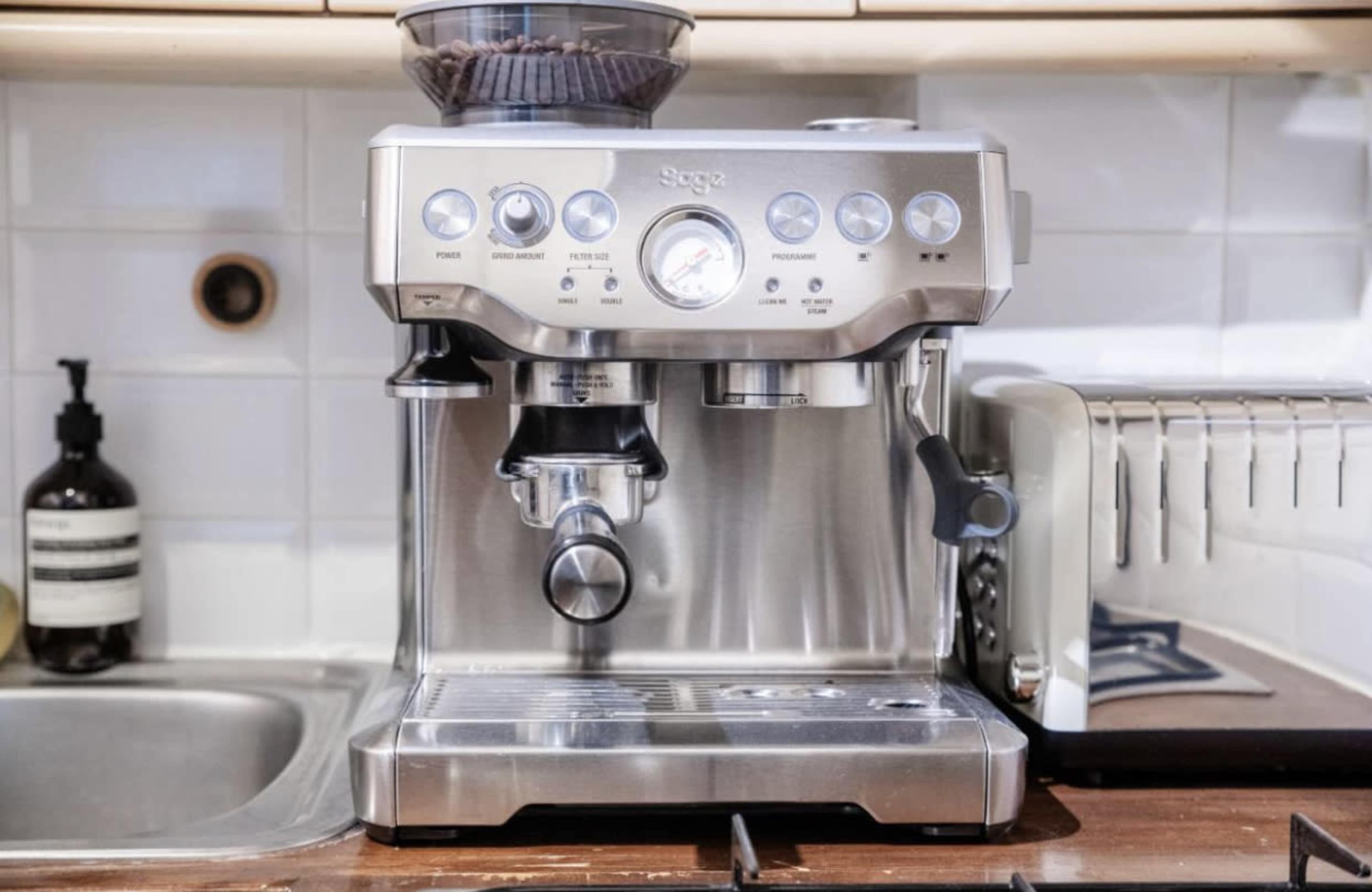Charming Notting Hill Flat, High Ceilings and Natural Light | Studio for Photo shoots, Filming & Media Content Image in London, London, ENG