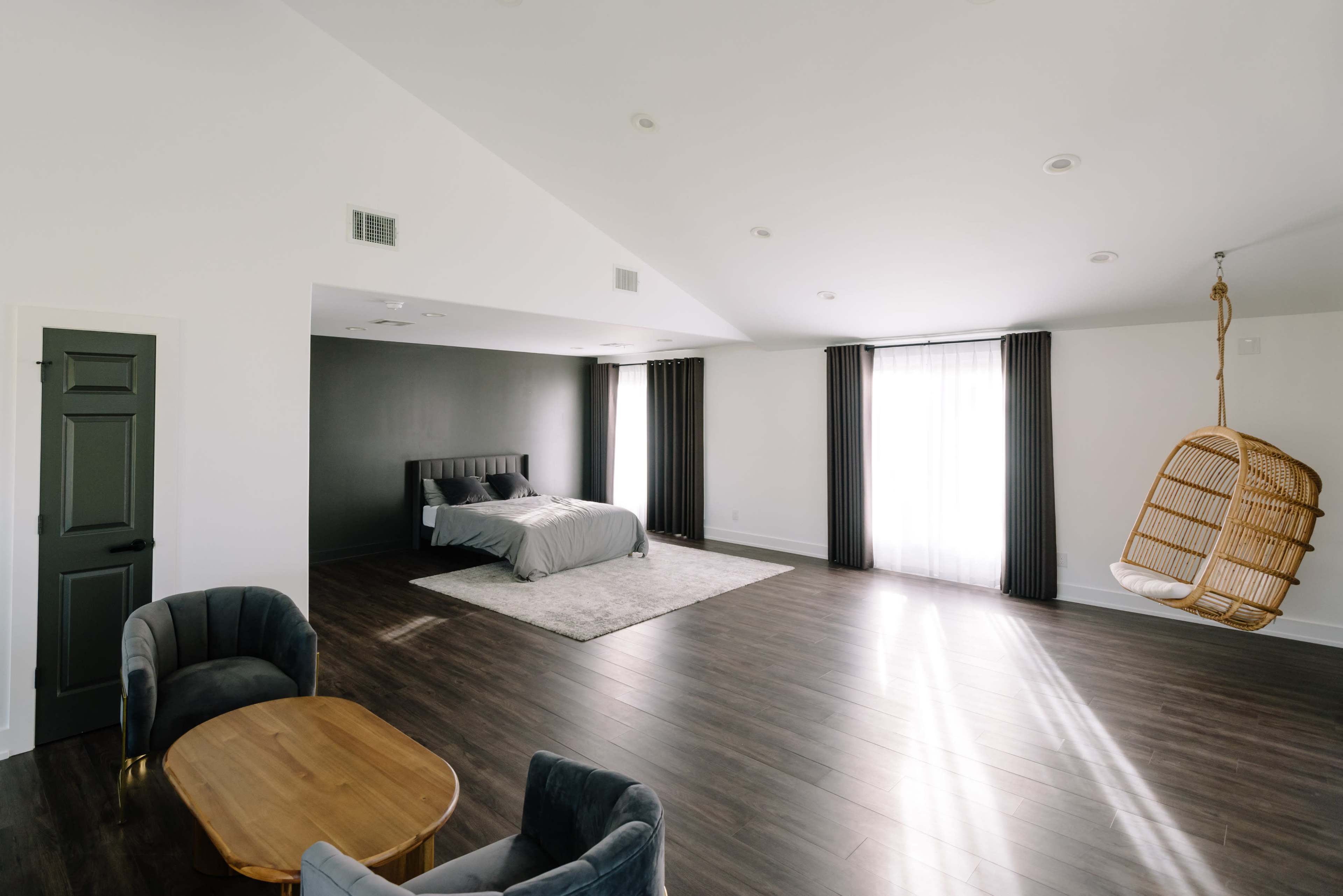 Clean & Modern Solarium Aesthetics Photo Studio with Natural Light Image in Richmond, Richmond, TX