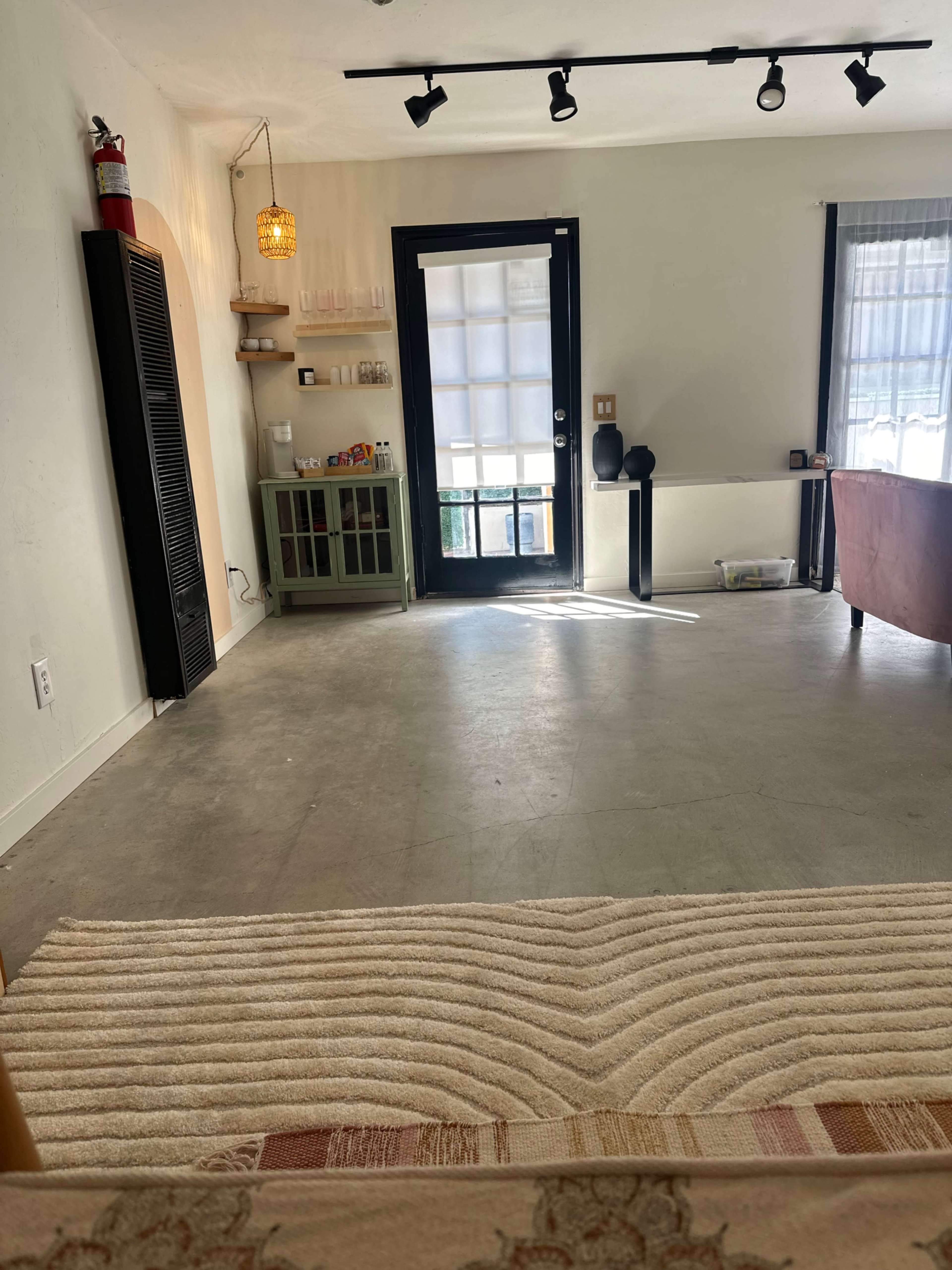 Intimate flex space/ studio 3 minutes from the beach. Very peaceful and private space for all your needs. Image in San Clemente, San Clemente, CA