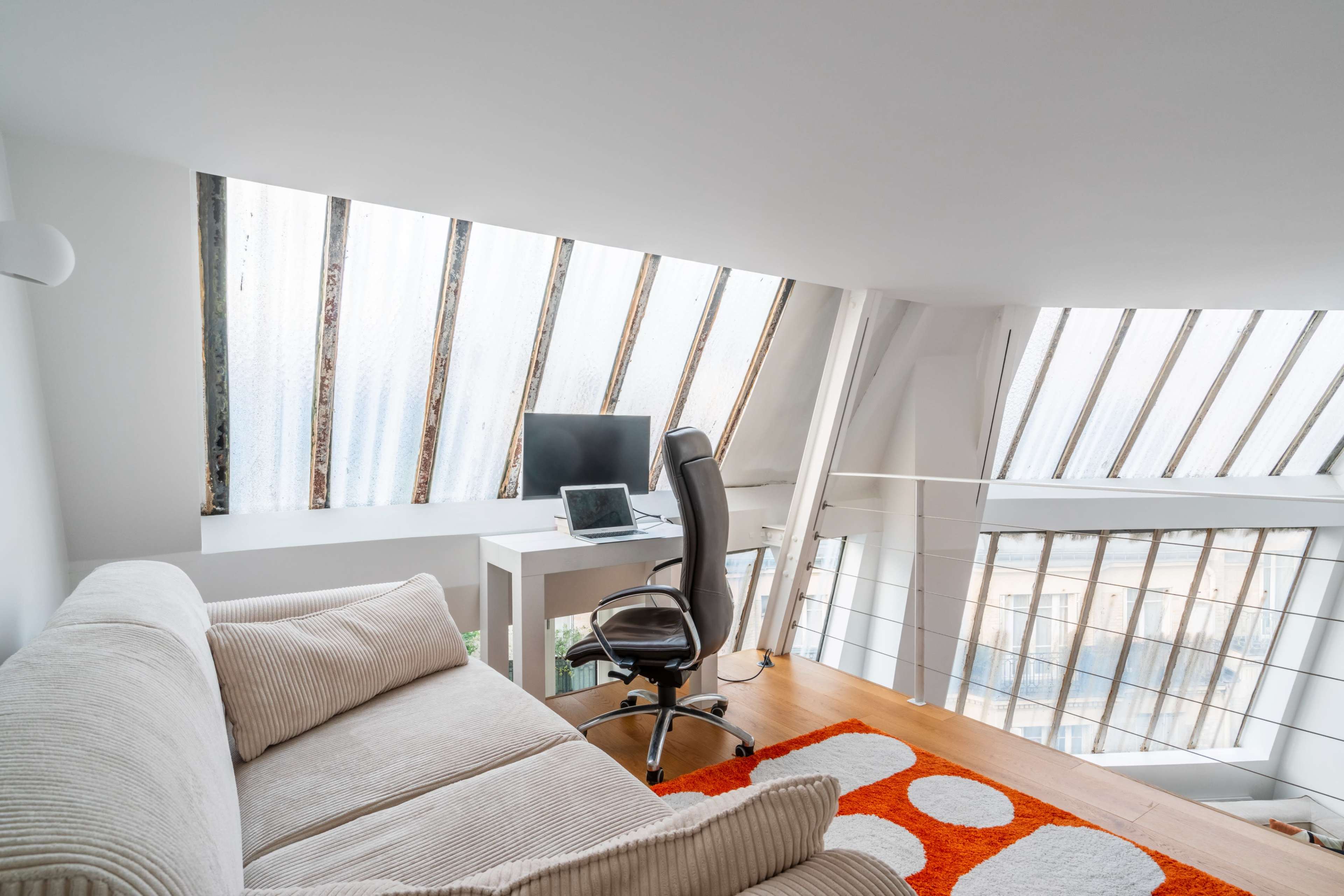 Atelier d'artiste avec vue sur la Tour Eiffel Image dans Dupleix, Paris, 