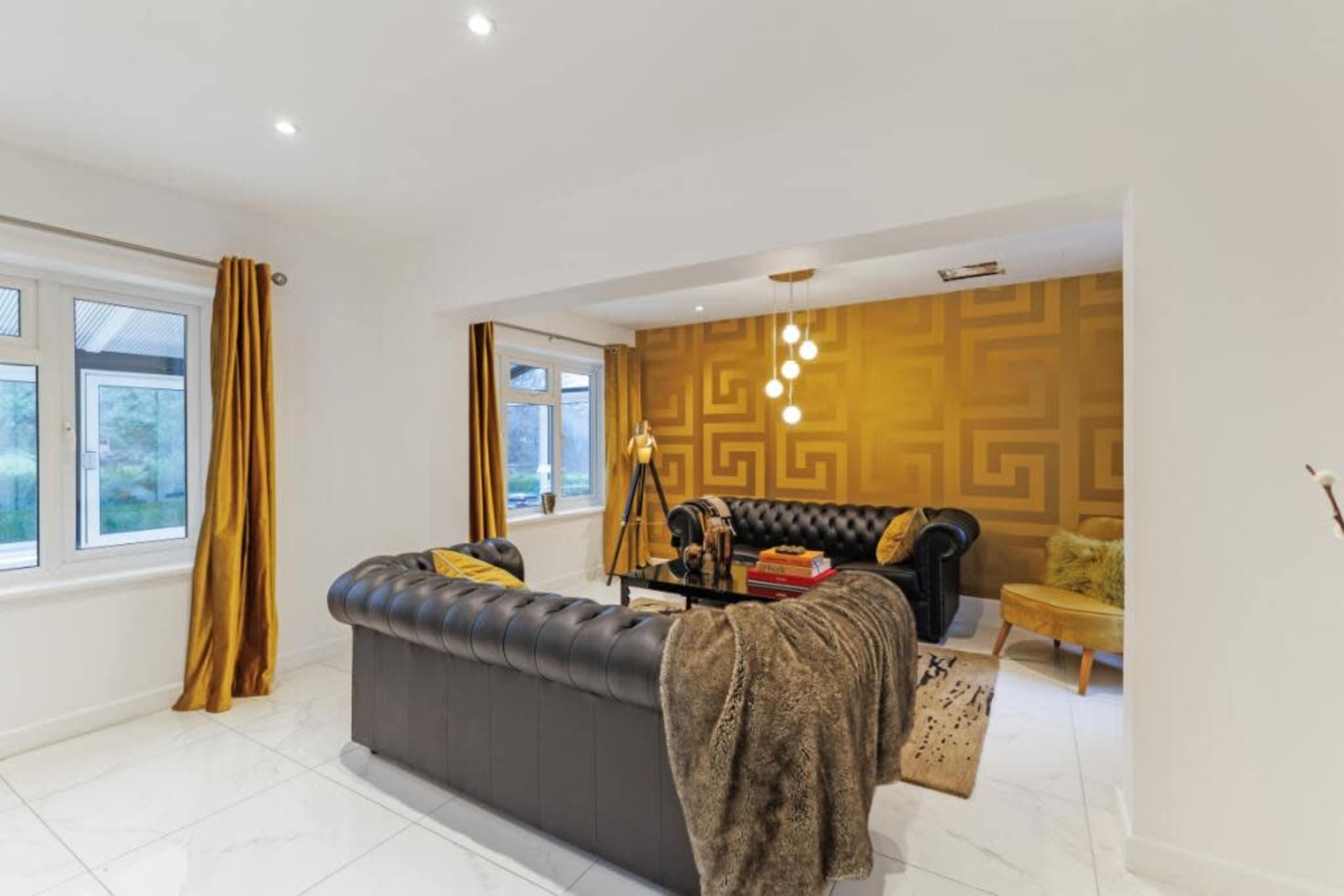 Luxury 5-Bedroom Pool Retreat — Perfect for Shoots & Private Events Image in Caterham Valley, Caterham, ENG